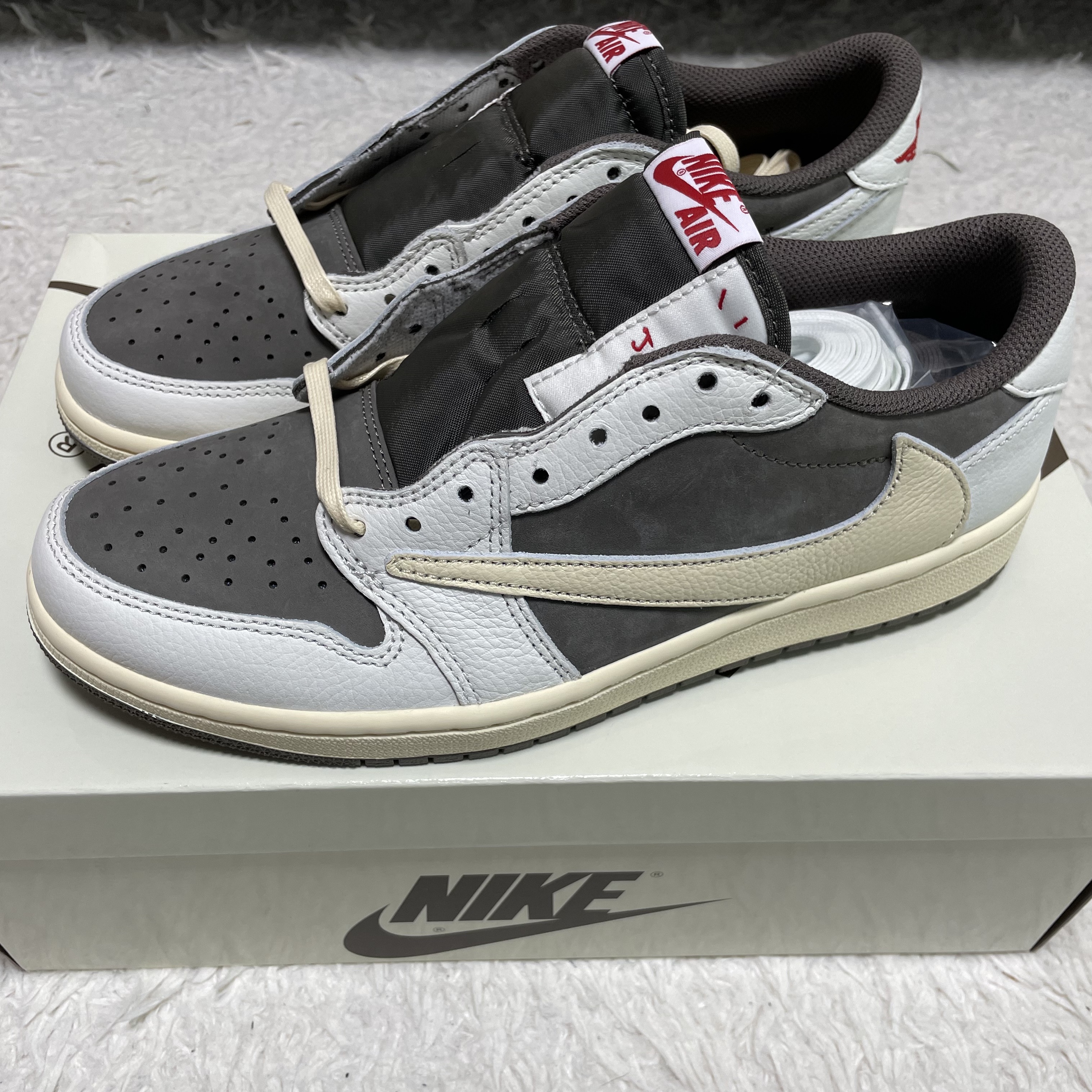 Jordan 1 x Travis Scott Retro Low OG SP Sail and Ridgerock 착용 스타일 - 1