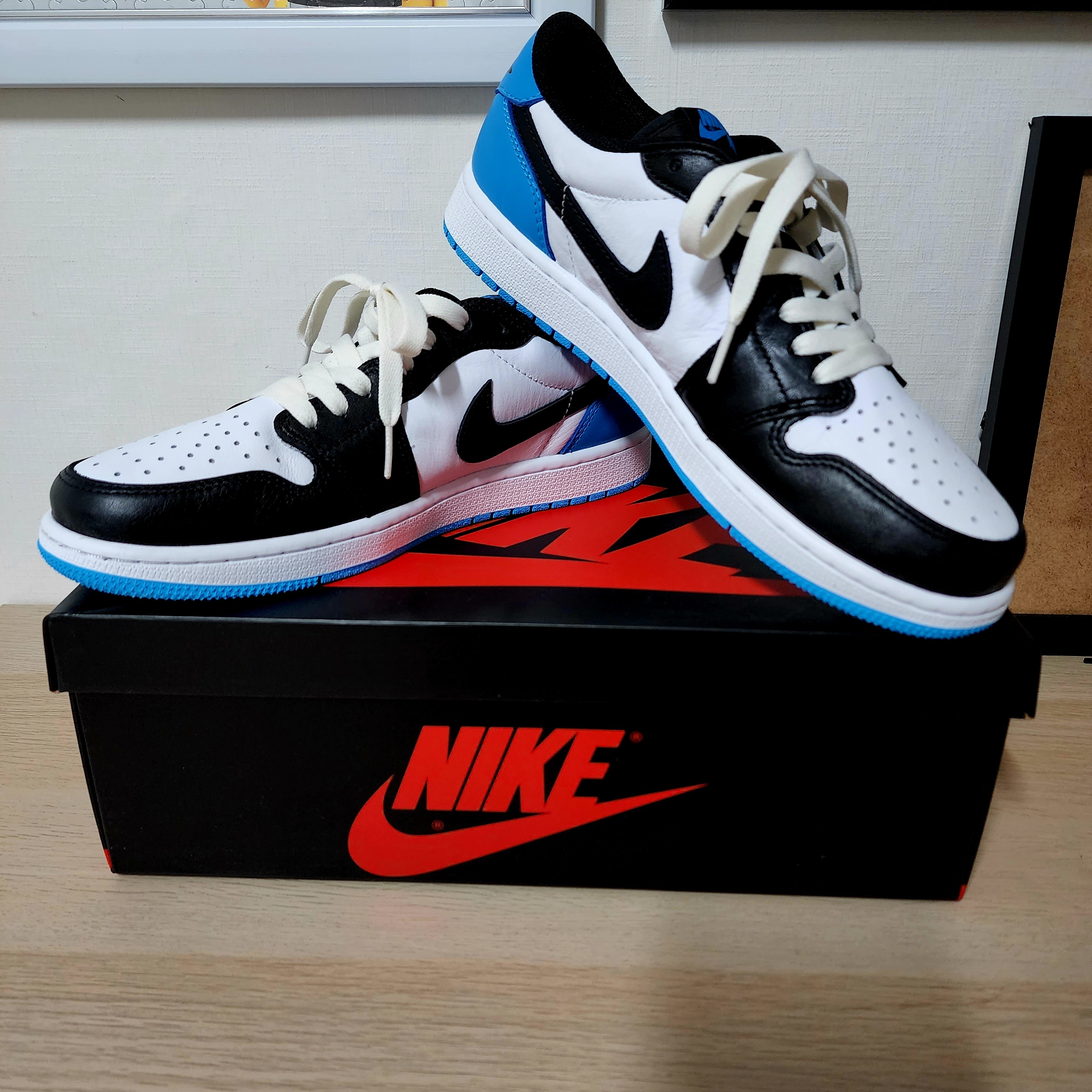 Jordan 1 Retro Low OG Black and Dark Powder Blue 착용 스타일 - 2