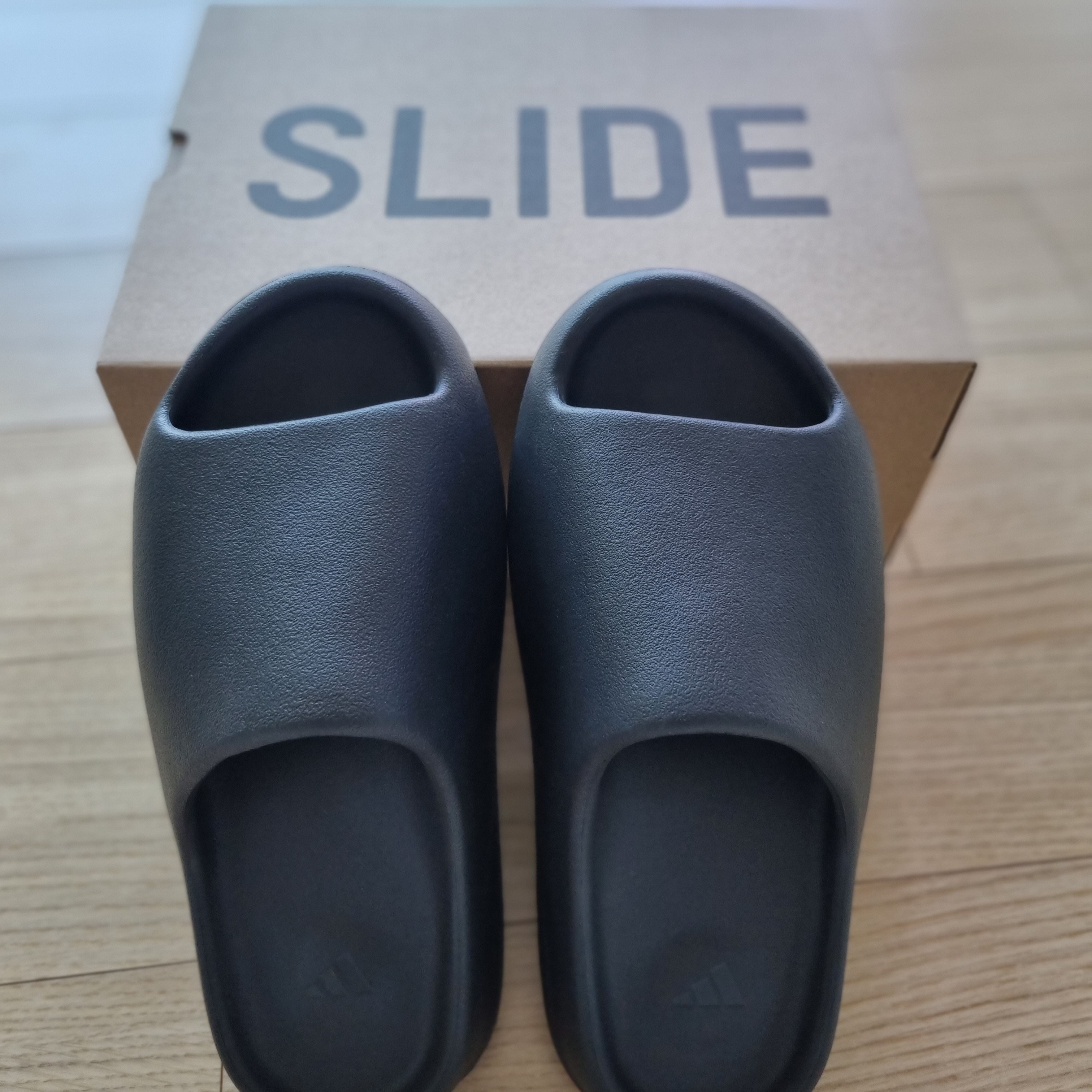 Adidas Yeezy Slide Onyx 착용 스타일 - 3