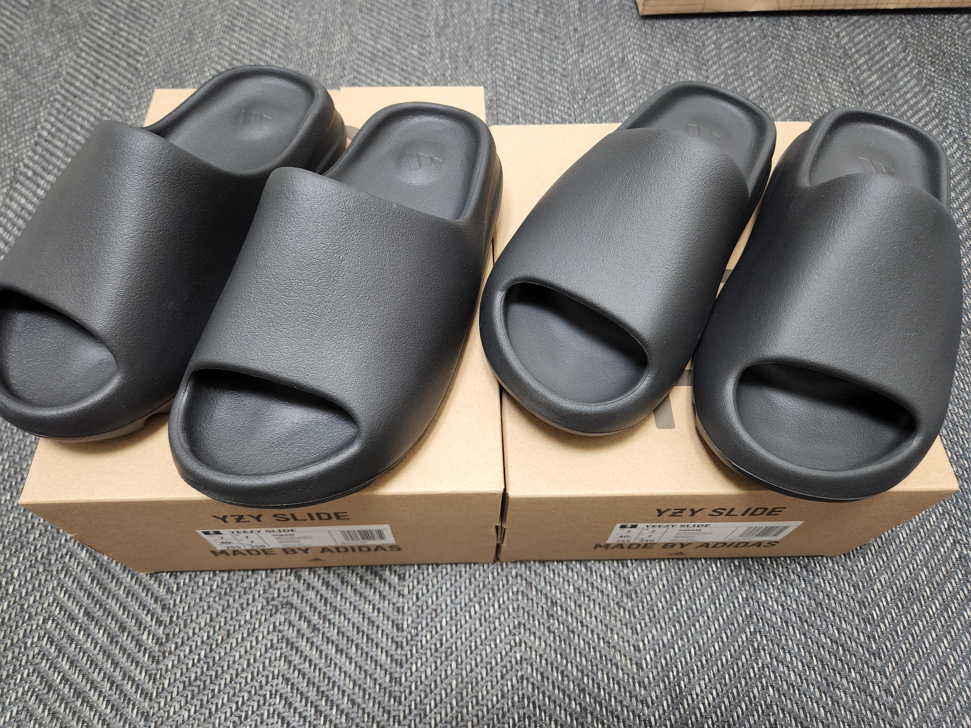 Adidas Yeezy Slide Onyx 착용 스타일 - 1