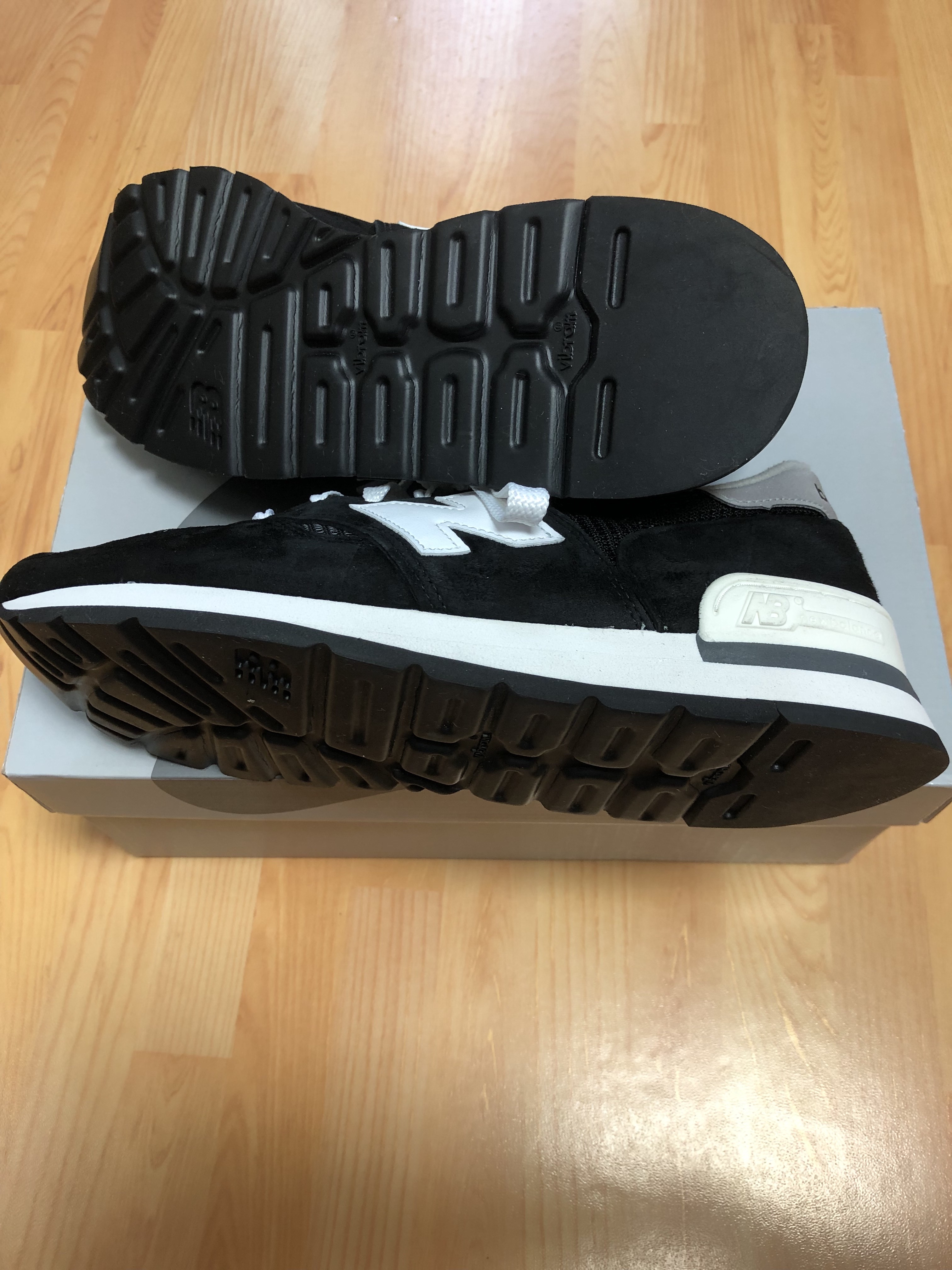 New Balance 990v1 Made in USA Black 착용 스타일 - 2