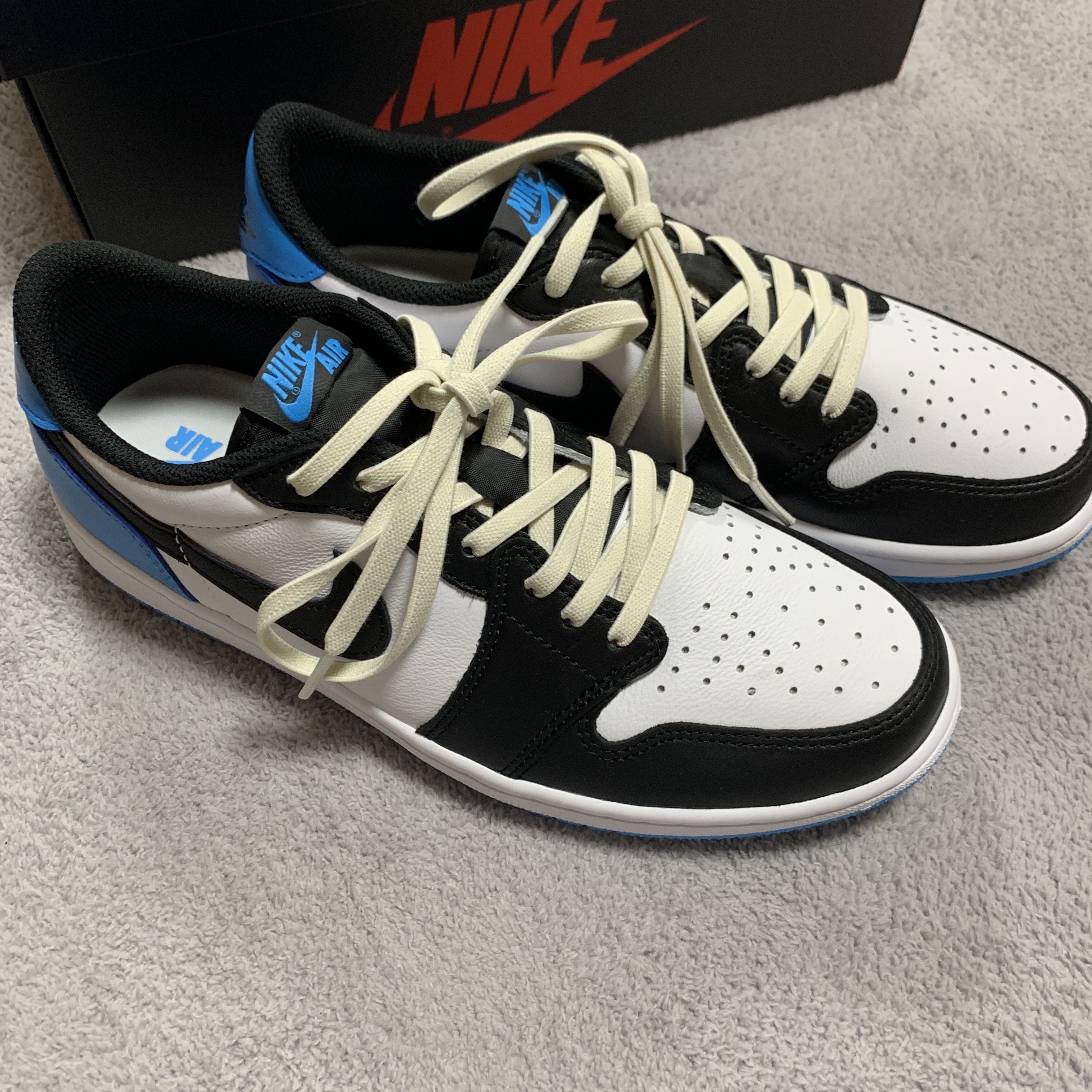 Jordan 1 Retro Low OG Black and Dark Powder Blue 착용 스타일