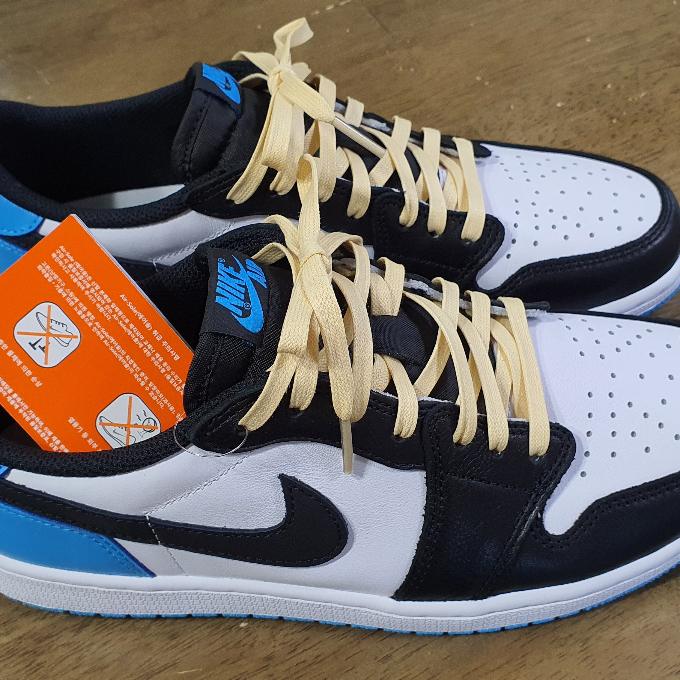 Jordan 1 Retro Low OG Black and Dark Powder Blue 착용 스타일 - 1