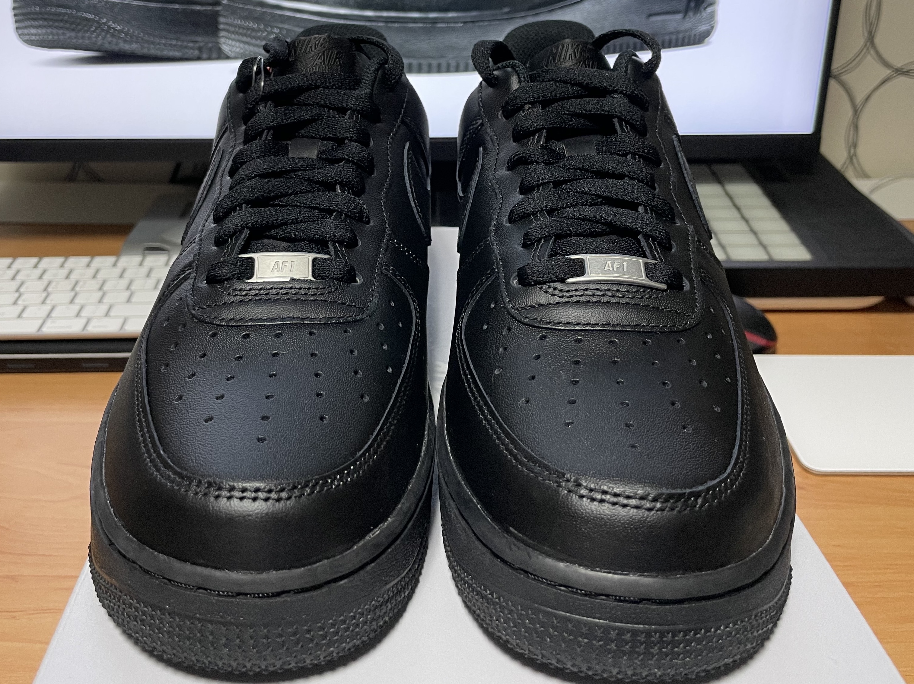 Nike Air Force 1 '07 Low Triple Black 착용 스타일 - 3