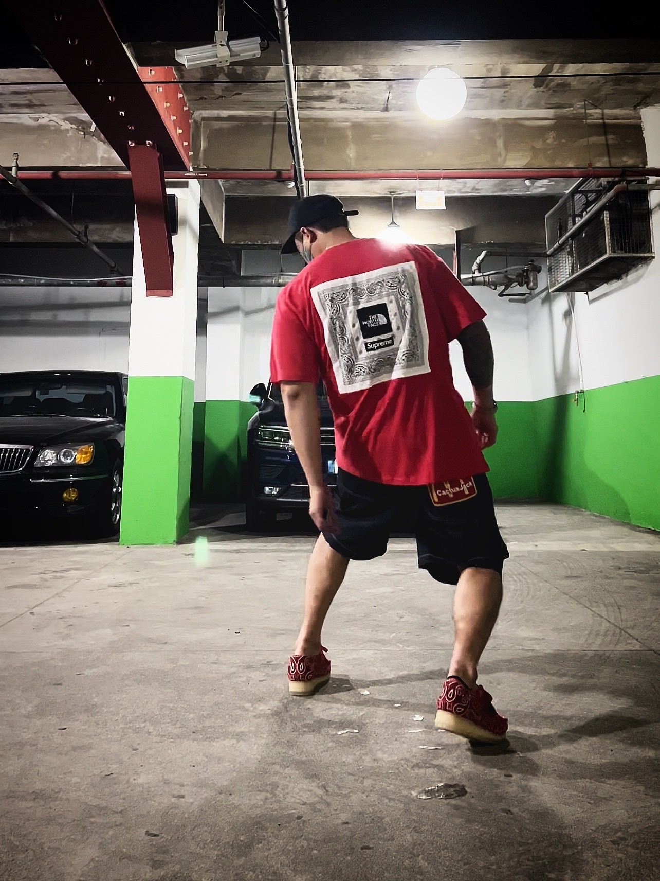 Supreme x The North Face Bandana T-Shirt Red - 22SS, Clarks x Supreme Wallabee Bandana Red 착용 스타일 - 1