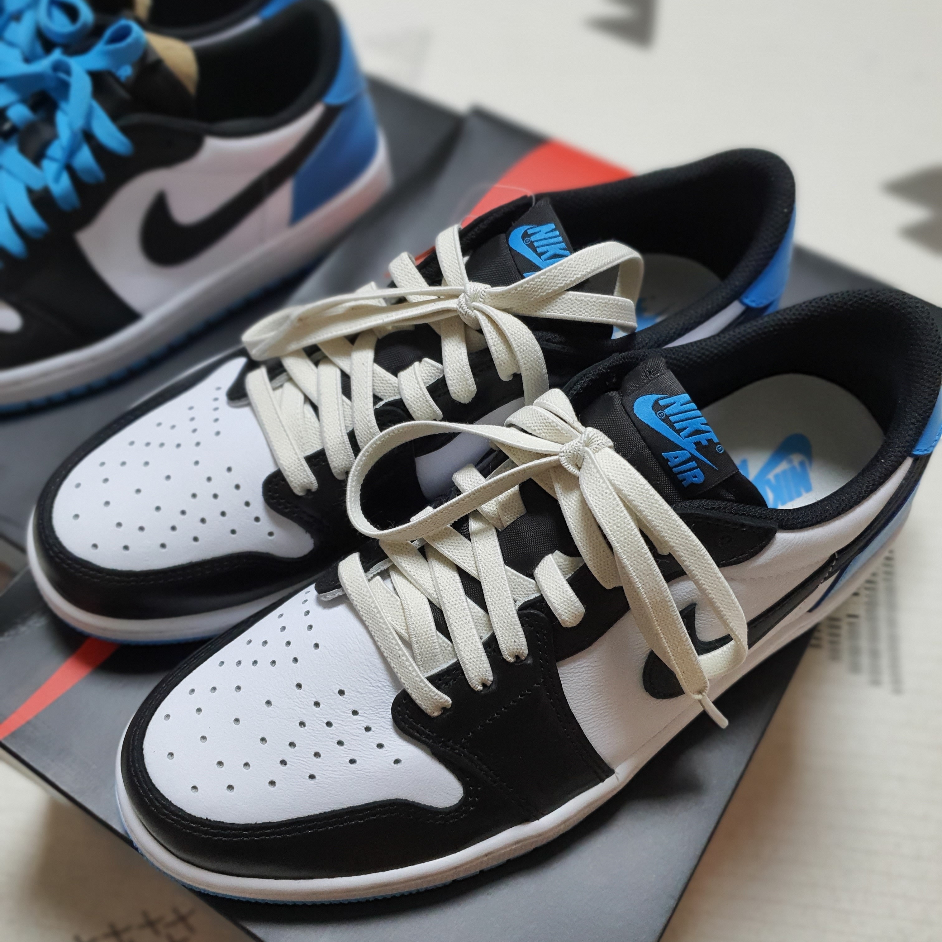 Jordan 1 Retro Low OG Black and Dark Powder Blue, (W) Jordan 1 Retro Low OG Black and Dark Powder Blue 착용 스타일 - 1