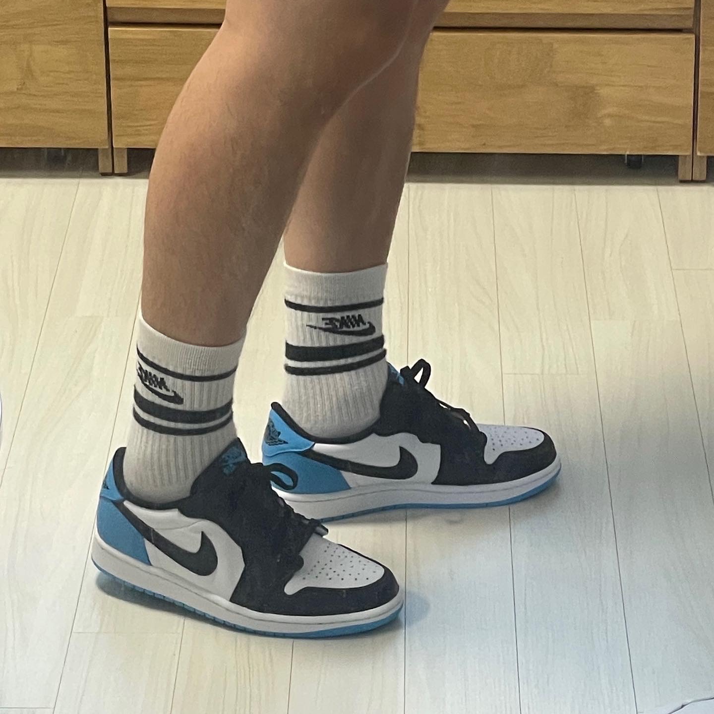 Jordan 1 Retro Low OG Black and Dark Powder Blue 착용 스타일 - 2