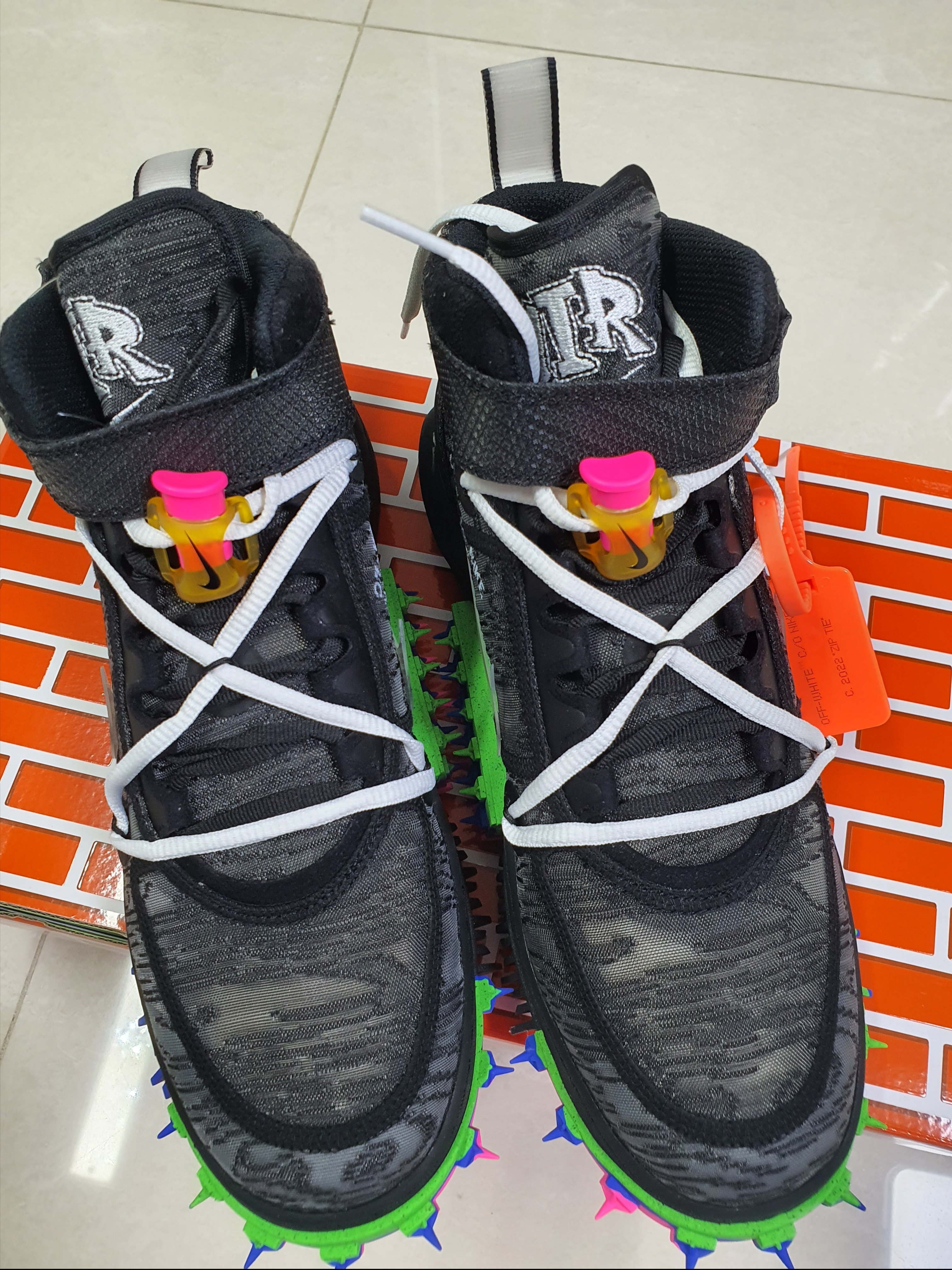 Nike x Off-White Air Force 1 Mid SP Black 착용 스타일 - 3