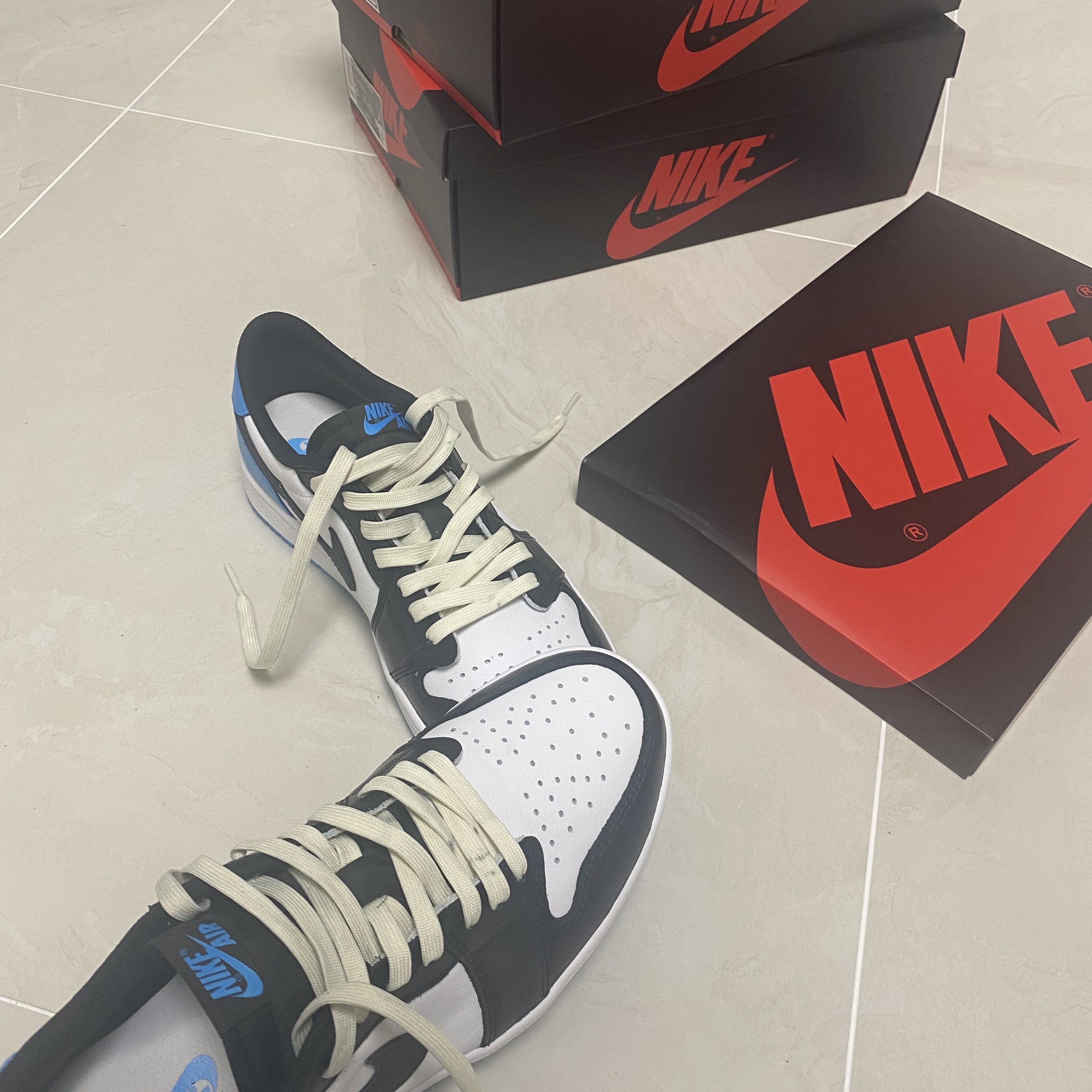 Jordan 1 Retro Low OG Black and Dark Powder Blue 착용 스타일 - 2