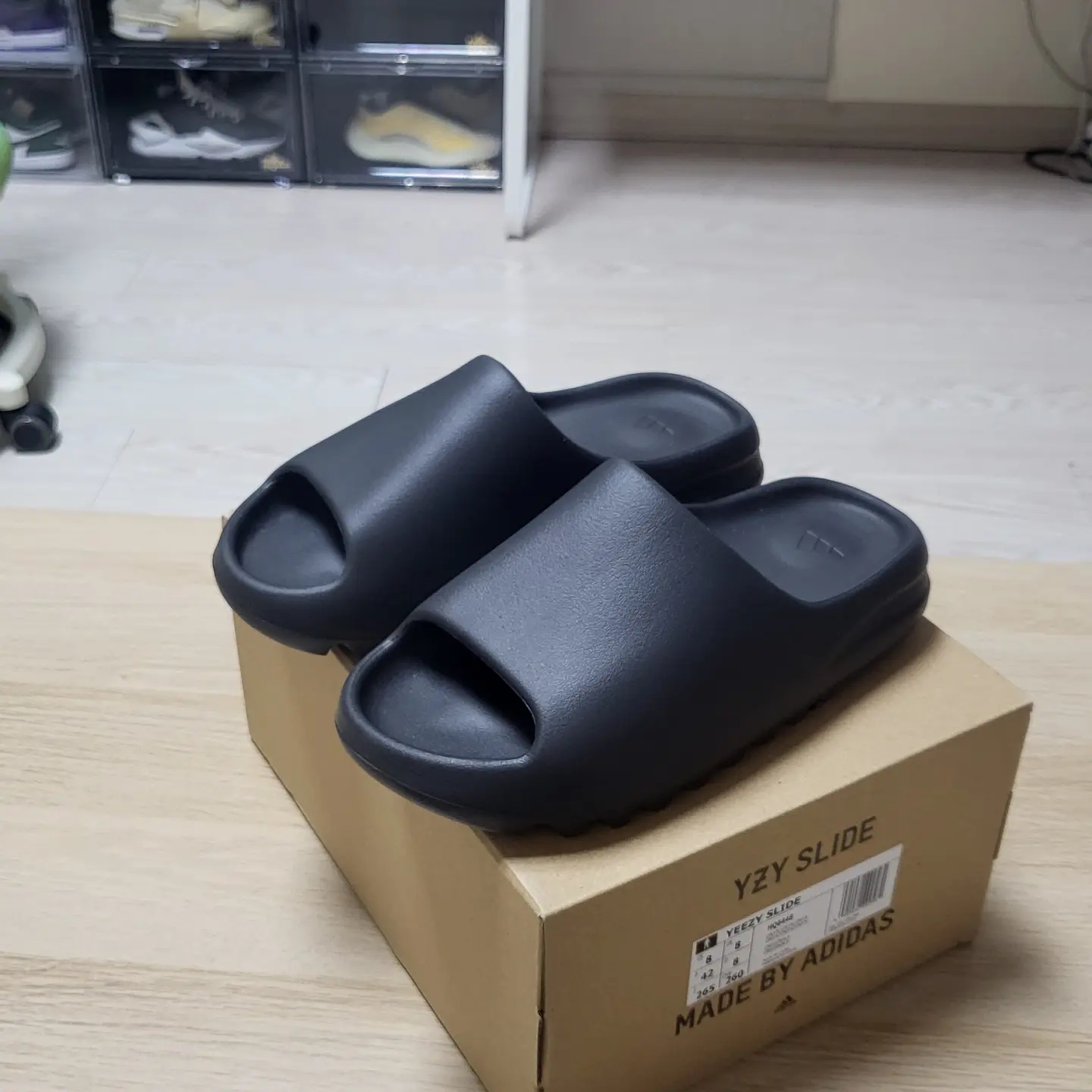 Adidas Yeezy Slide Onyx 착용 스타일 - 1