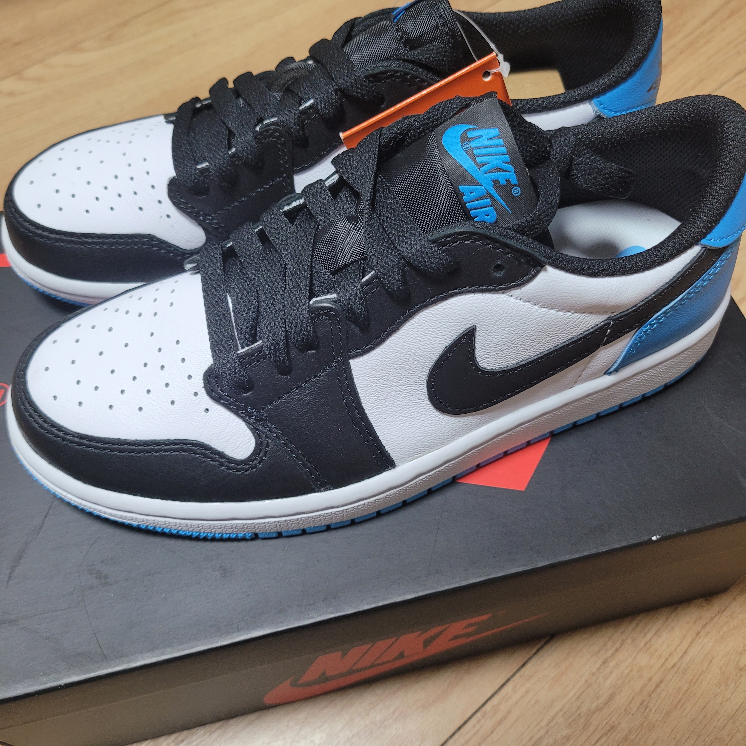 (W) Jordan 1 Retro Low OG Black and Dark Powder Blue 착용 스타일 - 2