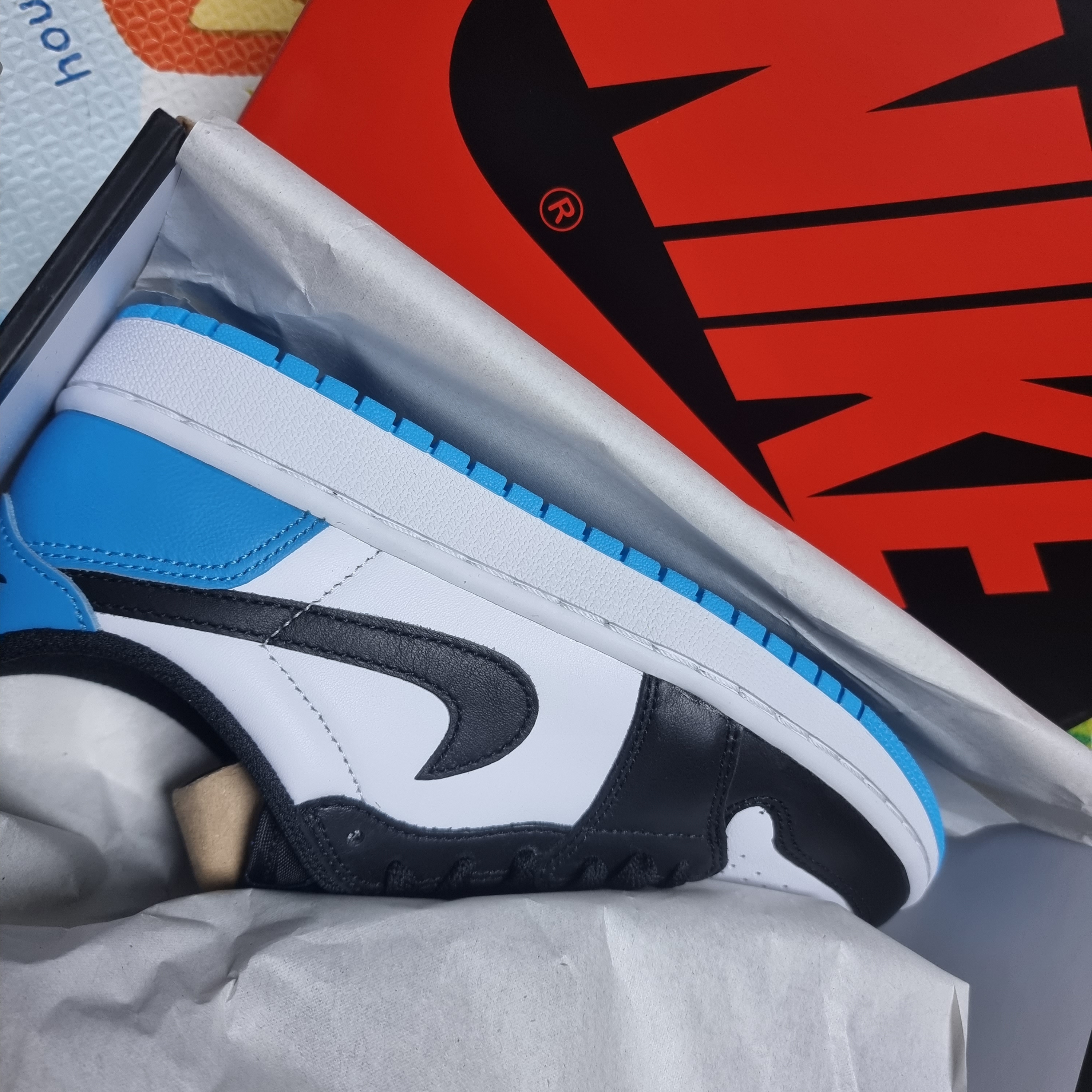(W) Jordan 1 Retro Low OG Black and Dark Powder Blue 착용 스타일 - 1