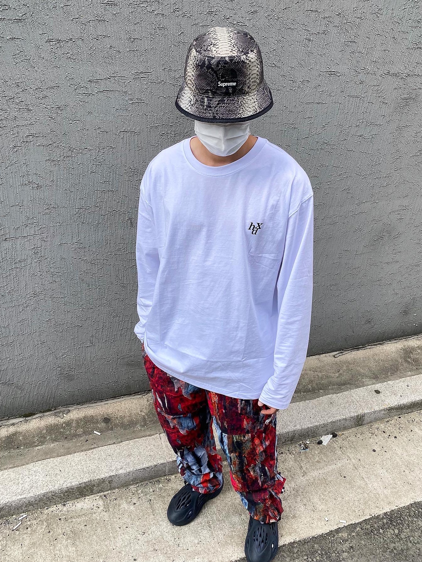 Supreme x The North Face Snakeskin Packable Reversible Crusher Black - 18SS, Adidas Yeezy Foam RNNR Mineral Blue 착용 스타일 - 3