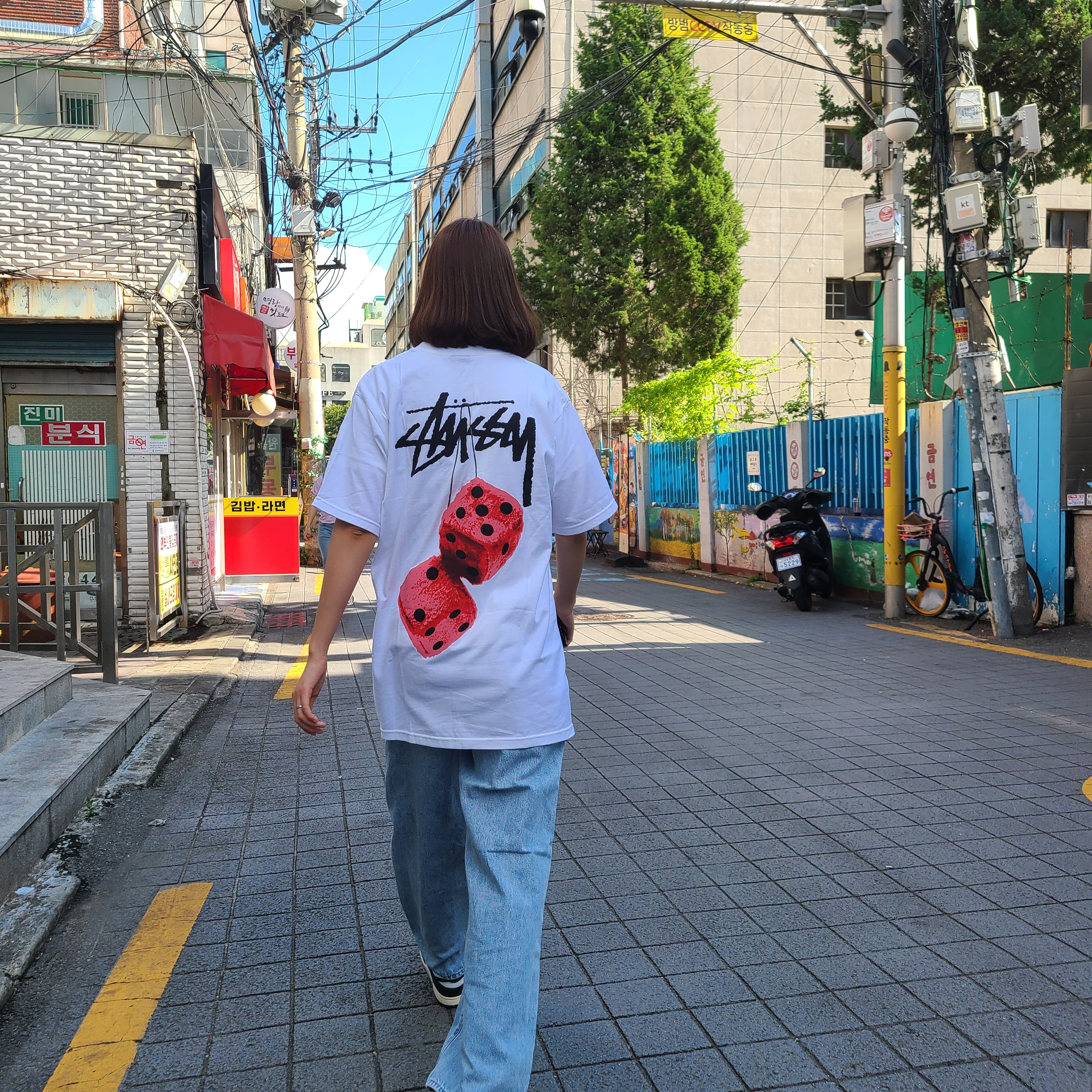 (W) Nike Dunk Low Vintage Green, Stussy Fuzzy Dice T-Shirt White 착용 스타일