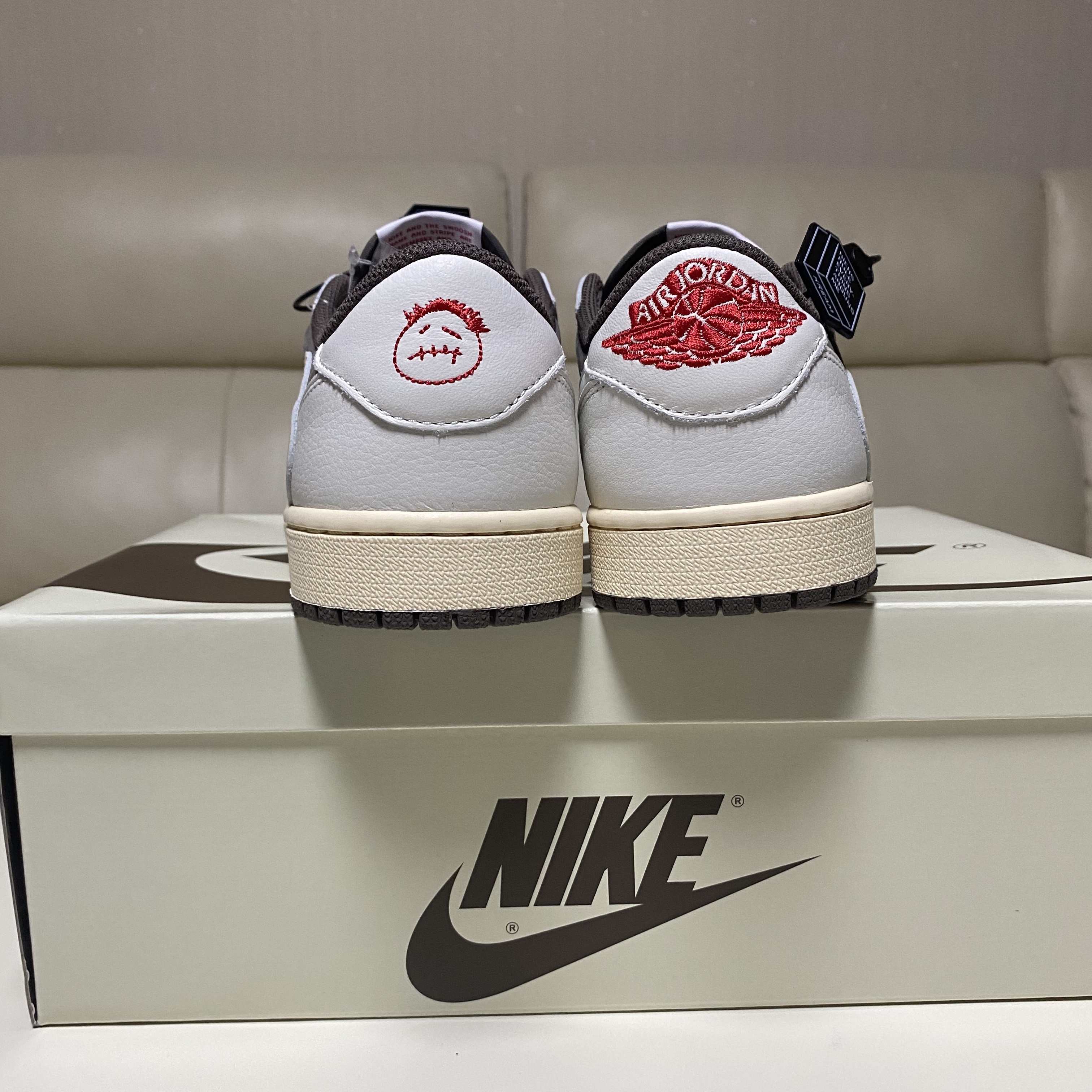 Jordan 1 x Travis Scott Retro Low OG SP Sail and Ridgerock 착용 스타일 - 2