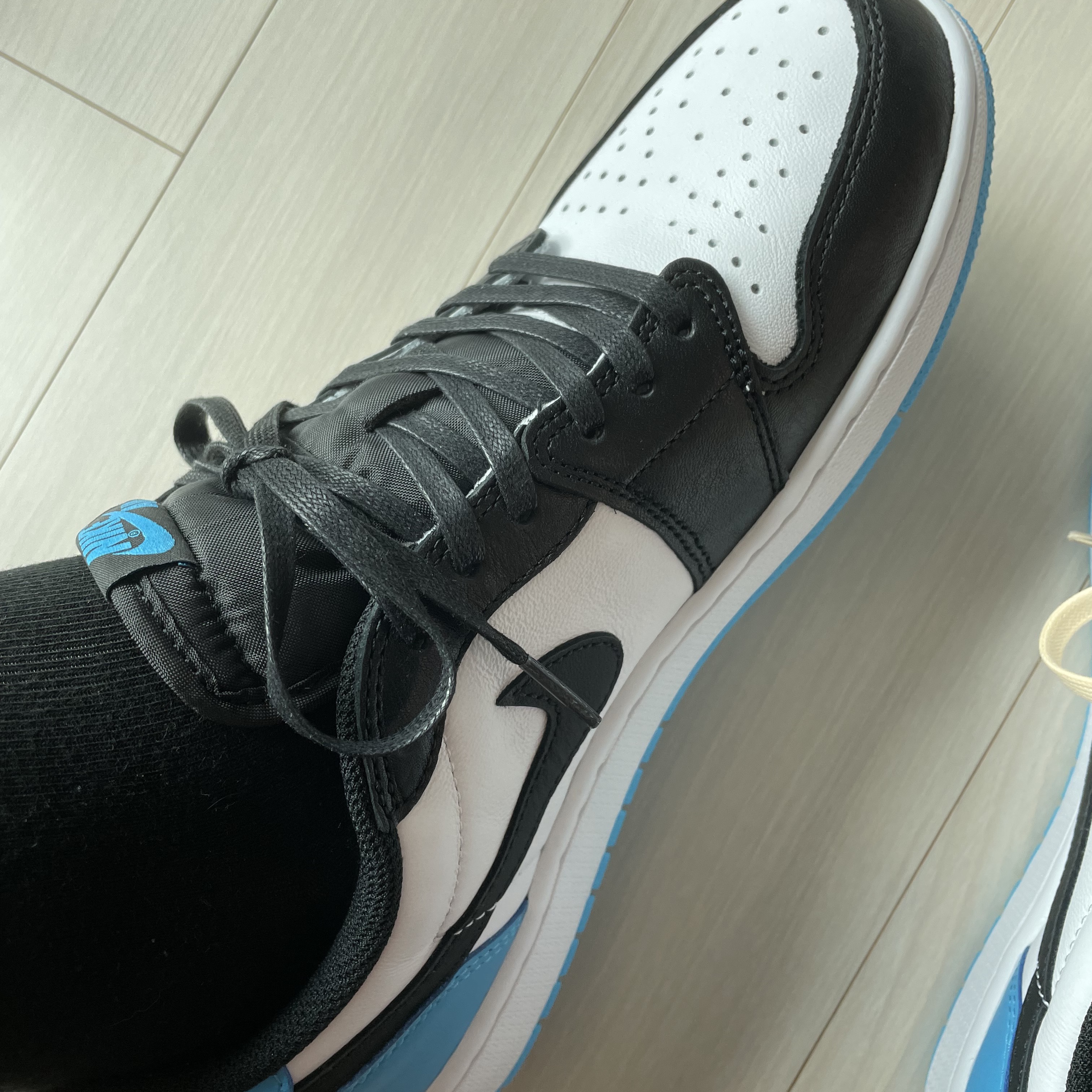 Jordan 1 Retro Low OG Black and Dark Powder Blue 착용 스타일 - 1