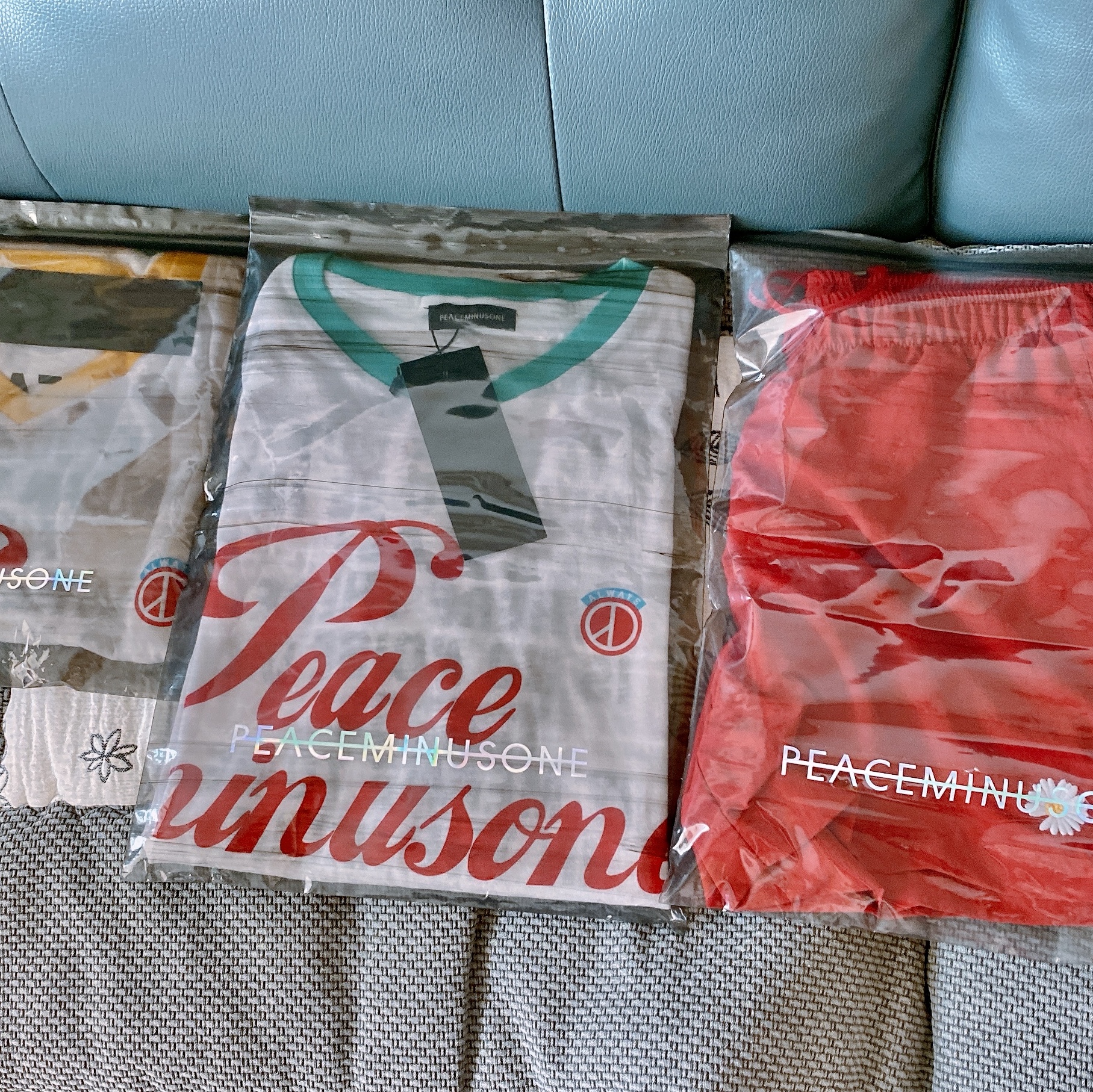 Peaceminusone Daisy Shorts #3 Red, Peaceminusone V-Neck Ringer T-Shirt #1 Yellow 착용 스타일