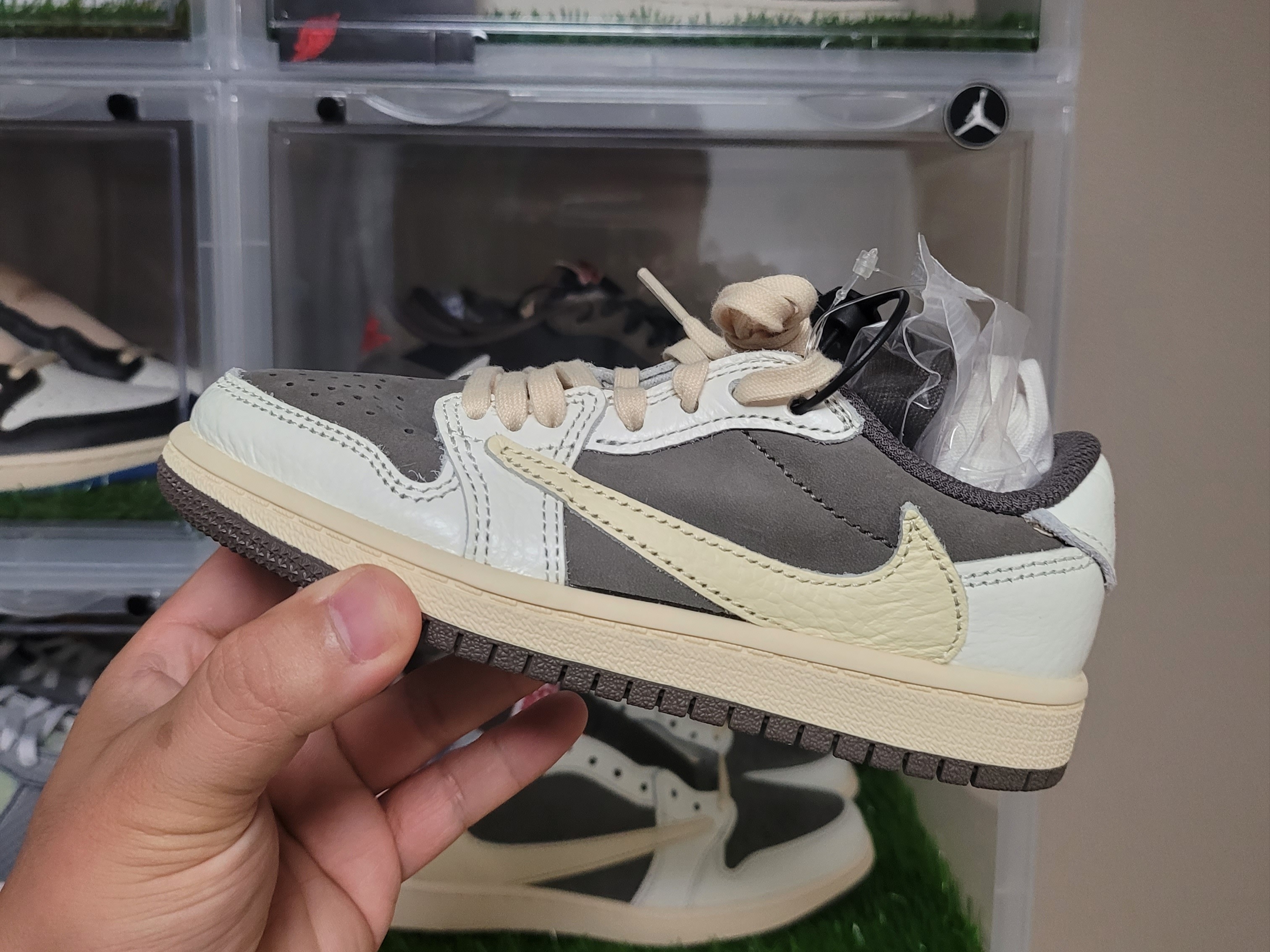 Jordan 1 x Travis Scott Retro Low OG SP Sail and Ridgerock, (PS) Jordan 1 x Travis Scott Retro Low OG SP Sail and Ridgerock 착용 스타일 - 2