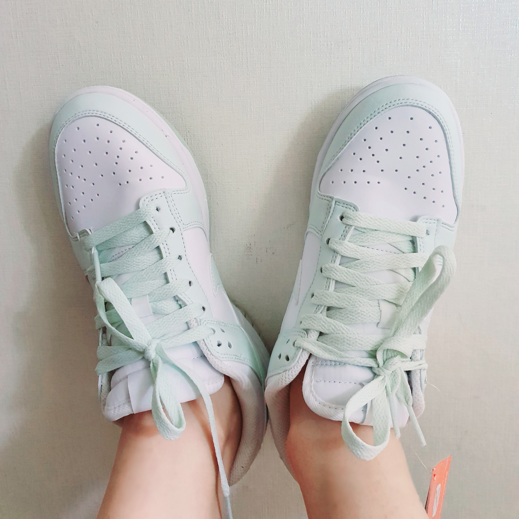 (W) Nike Dunk Low Next Nature Barely Green and White 착용 스타일 - 2