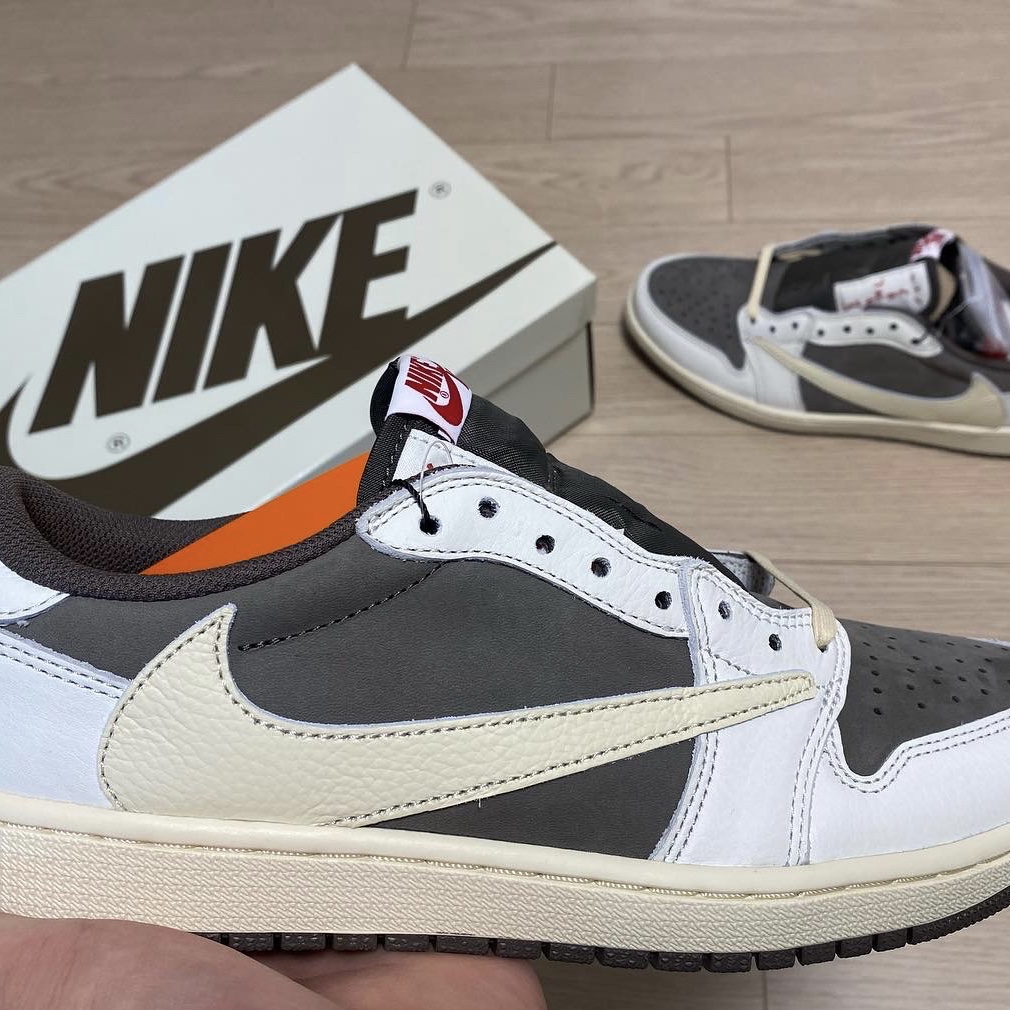 Jordan 1 x Travis Scott Retro Low OG SP Sail and Ridgerock 착용 스타일 - 1
