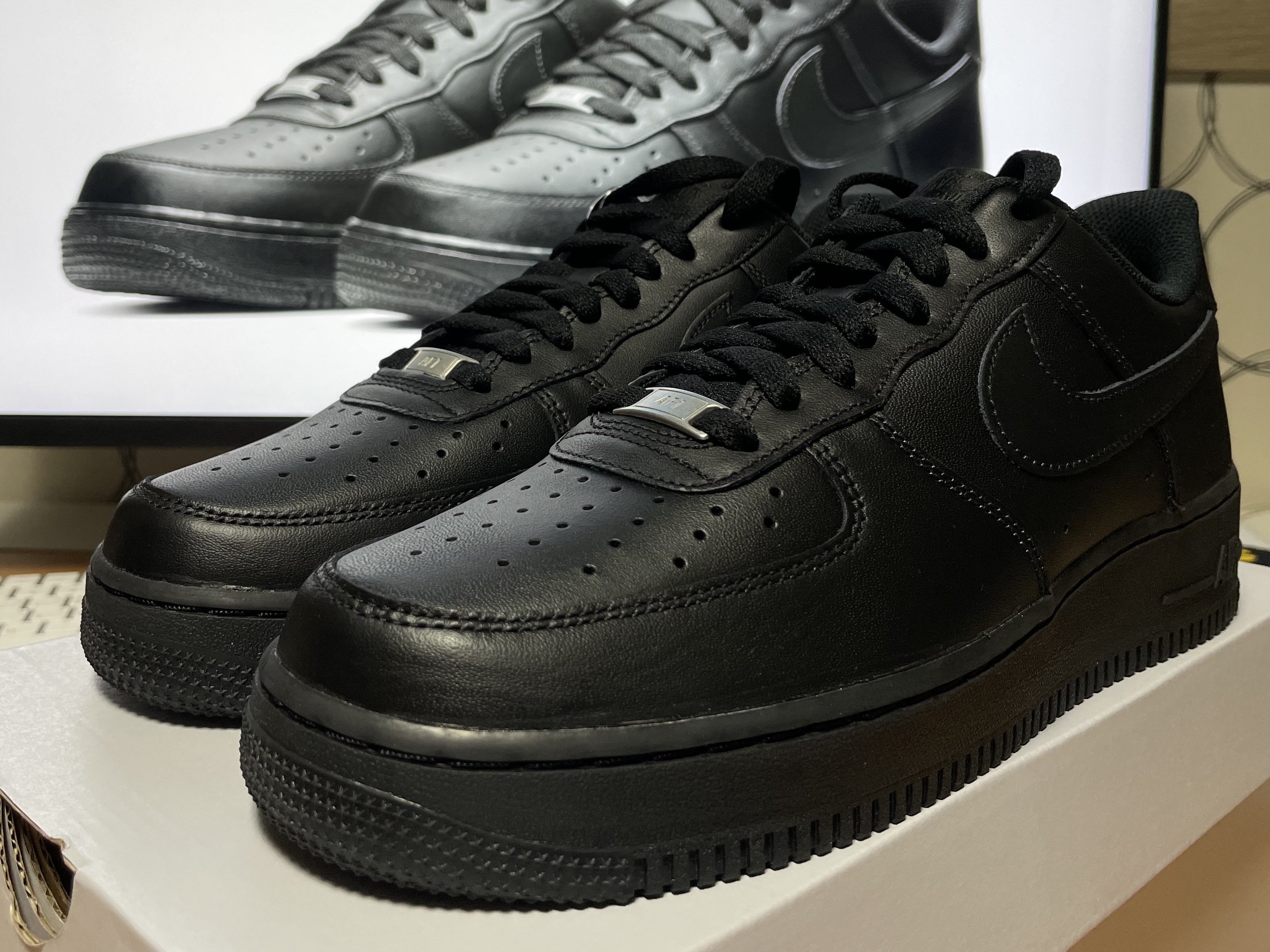 Nike Air Force 1 '07 Low Triple Black 착용 스타일 - 2