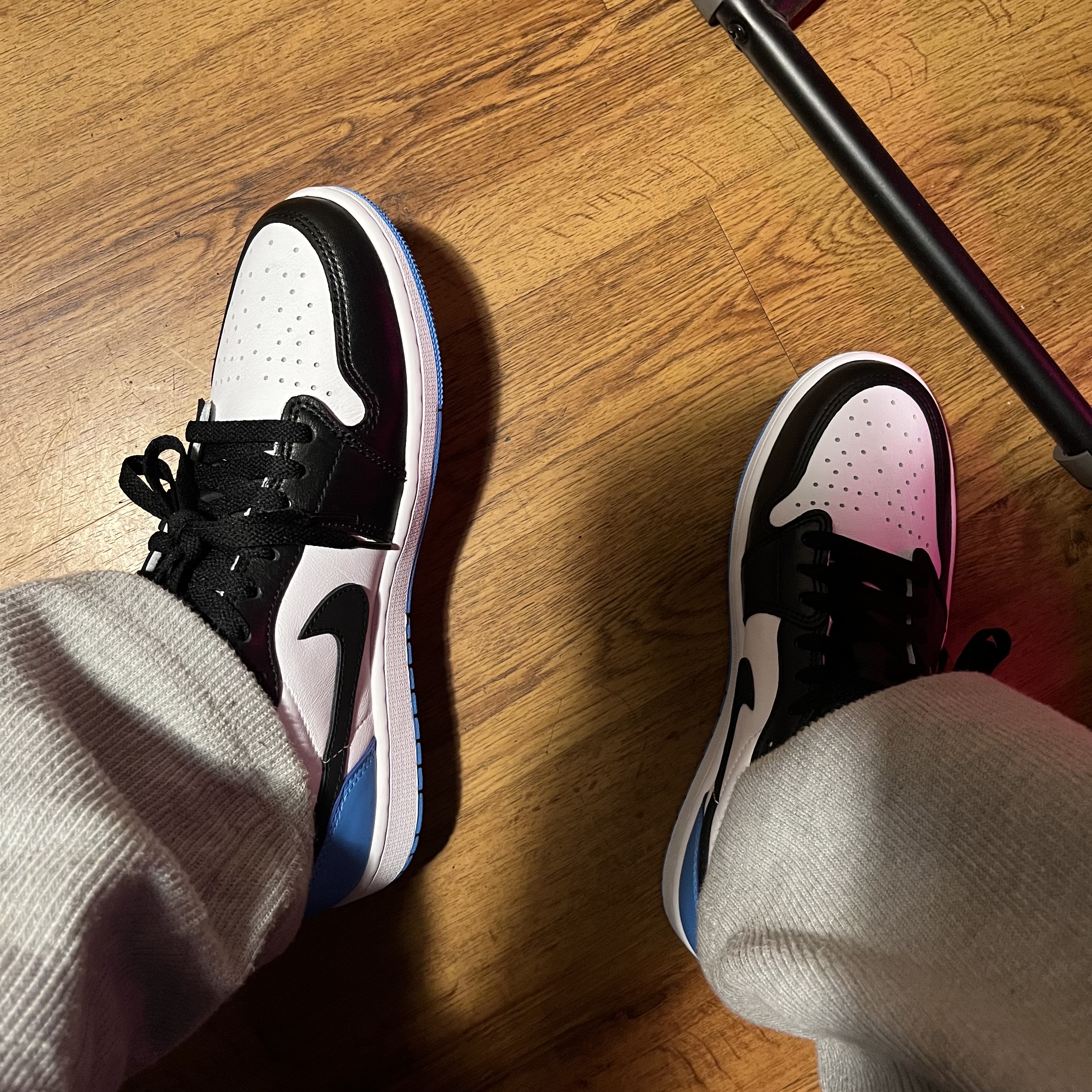 Jordan 1 Retro Low OG Black and Dark Powder Blue 착용 스타일 - 3