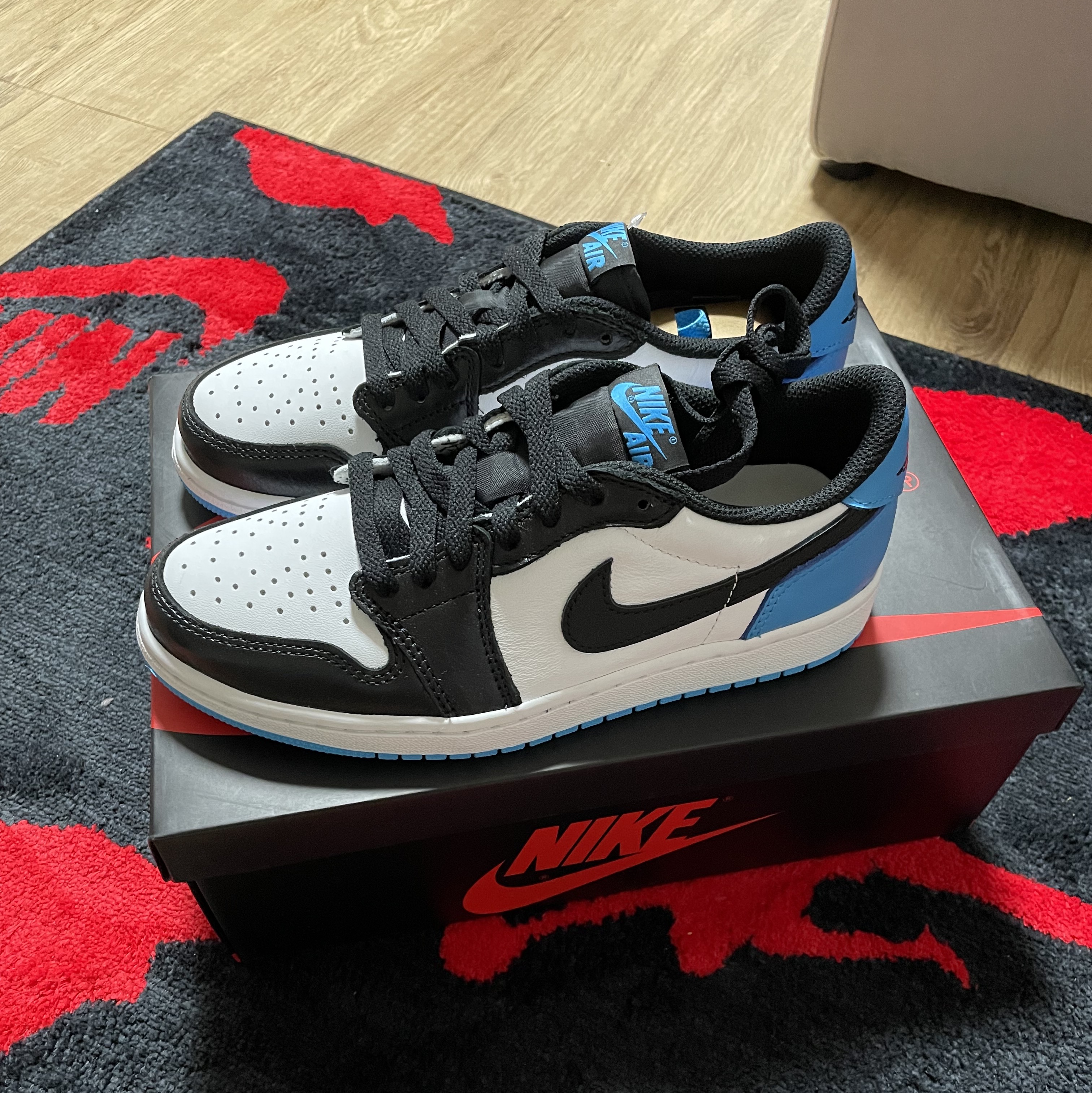 Jordan 1 Retro Low OG Black and Dark Powder Blue 착용 스타일