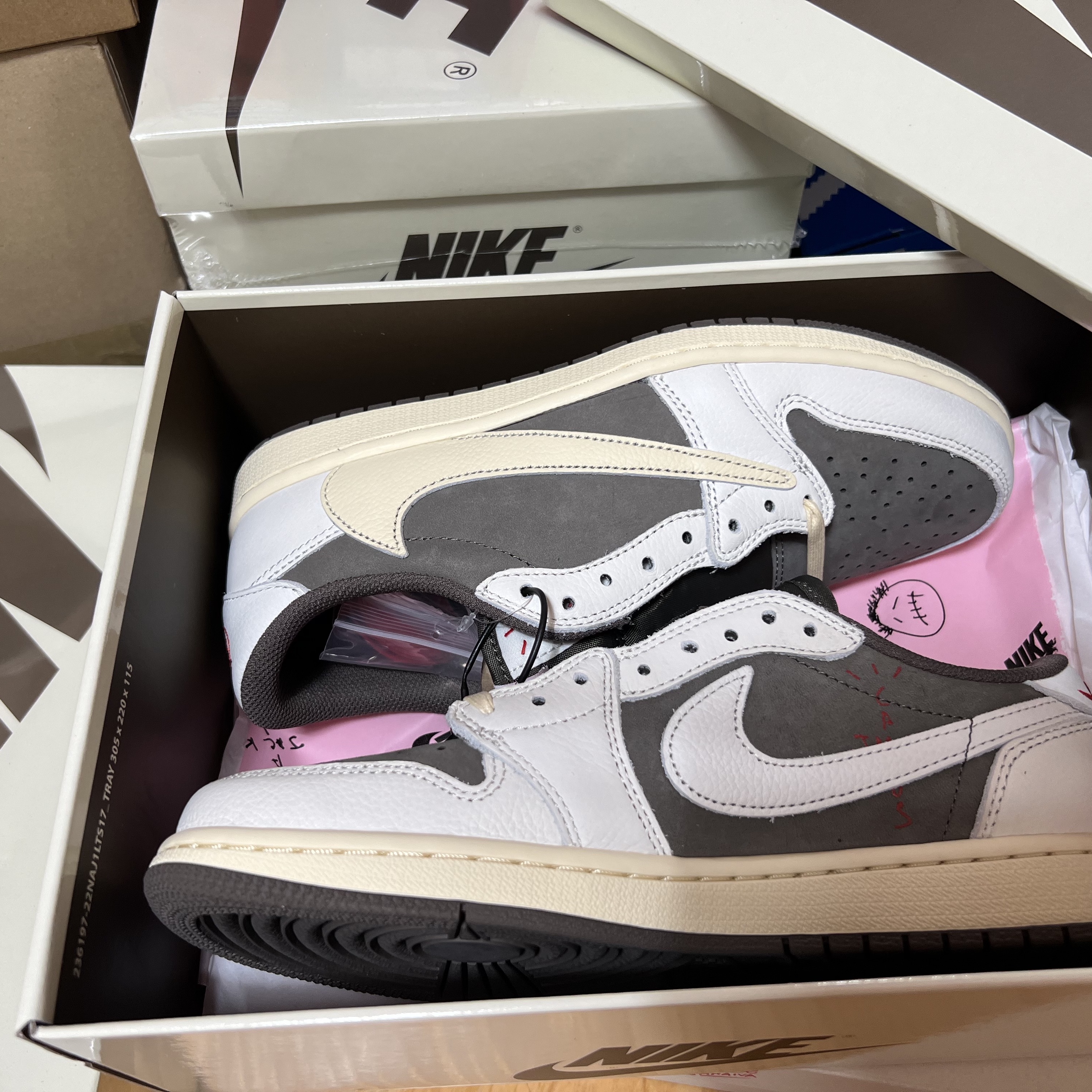 Jordan 1 x Travis Scott Retro Low OG SP Sail and Ridgerock 착용 스타일 - 1