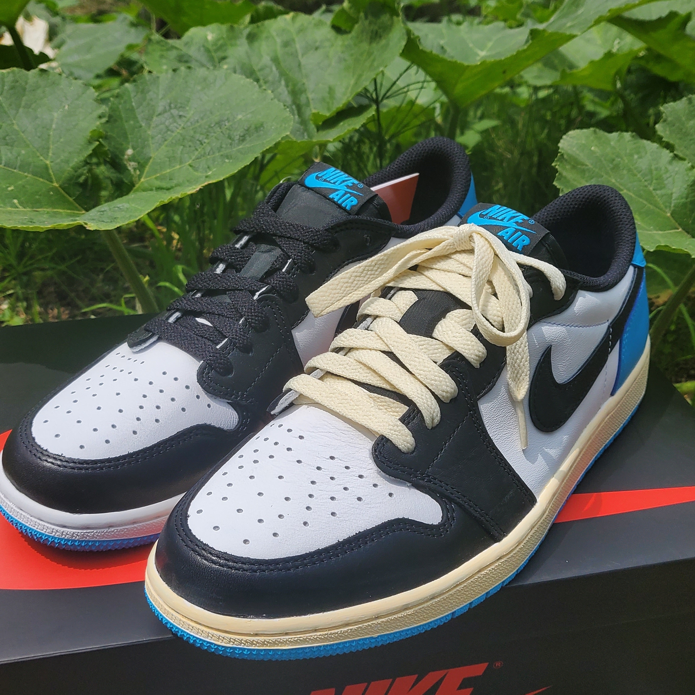 Jordan 1 Retro Low OG Black and Dark Powder Blue 착용 스타일