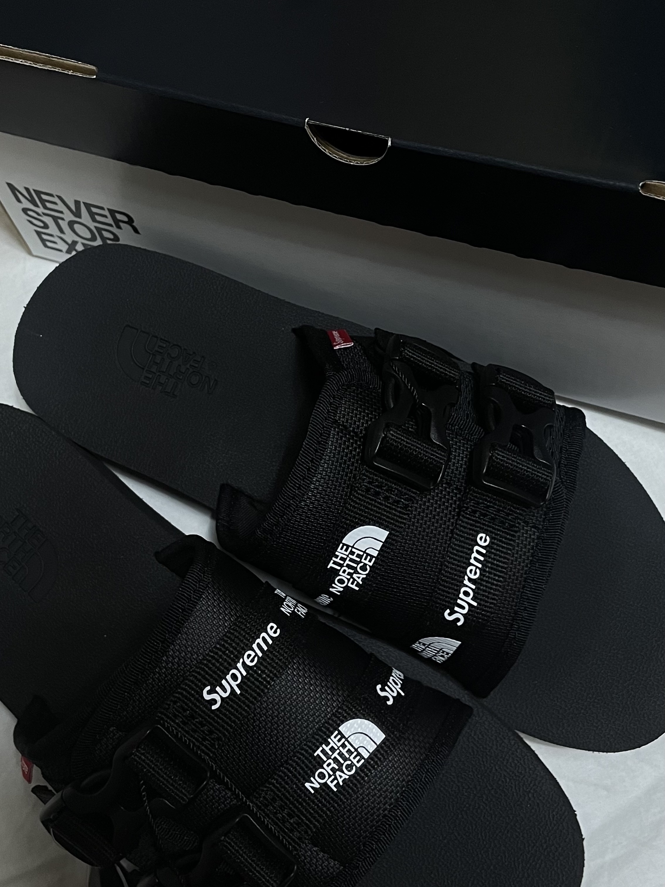 Supreme x The North Face Trekking Sandal Black - 22SS 착용 스타일 - 1
