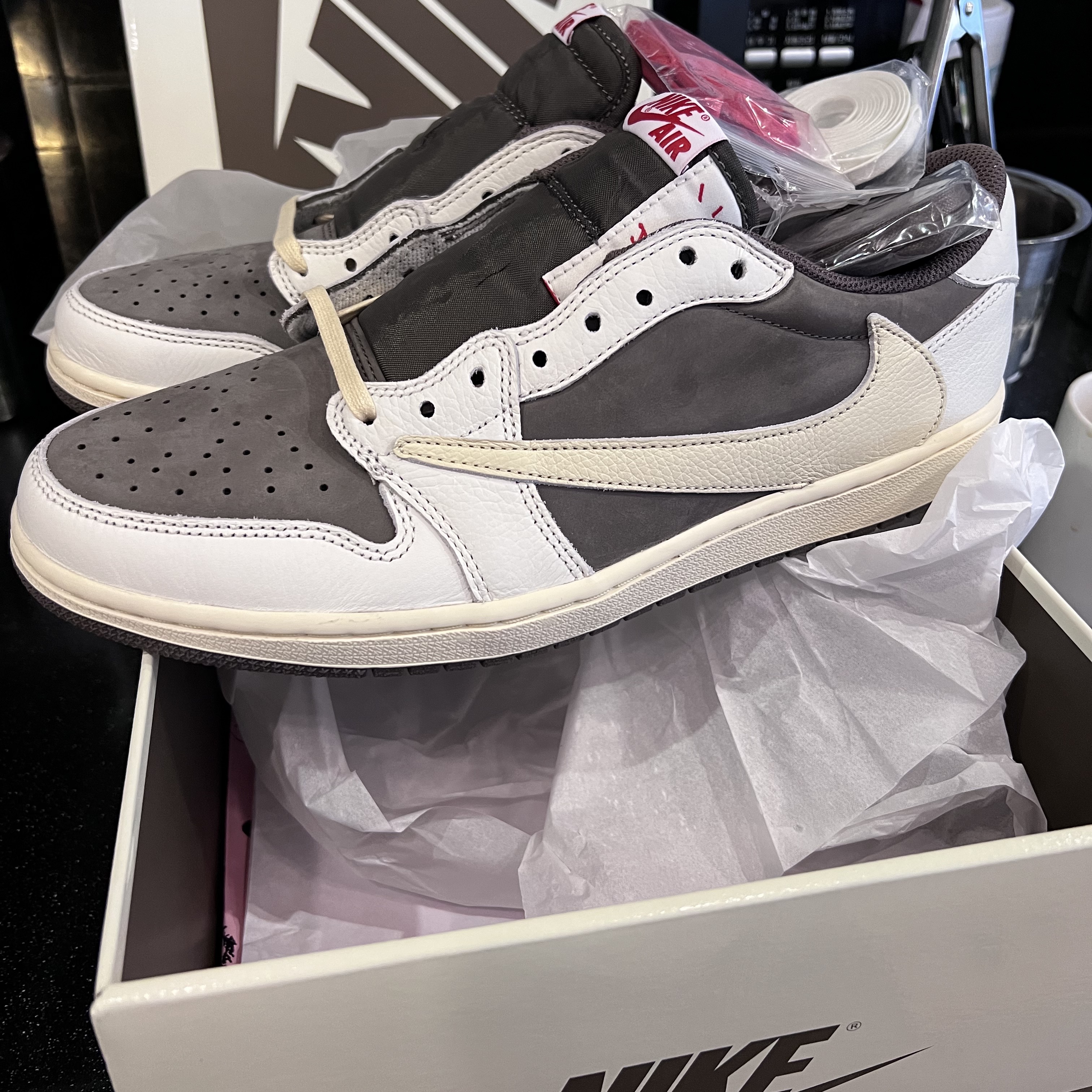 Jordan 1 x Travis Scott Retro Low OG SP Sail and Ridgerock 착용 스타일 - 1