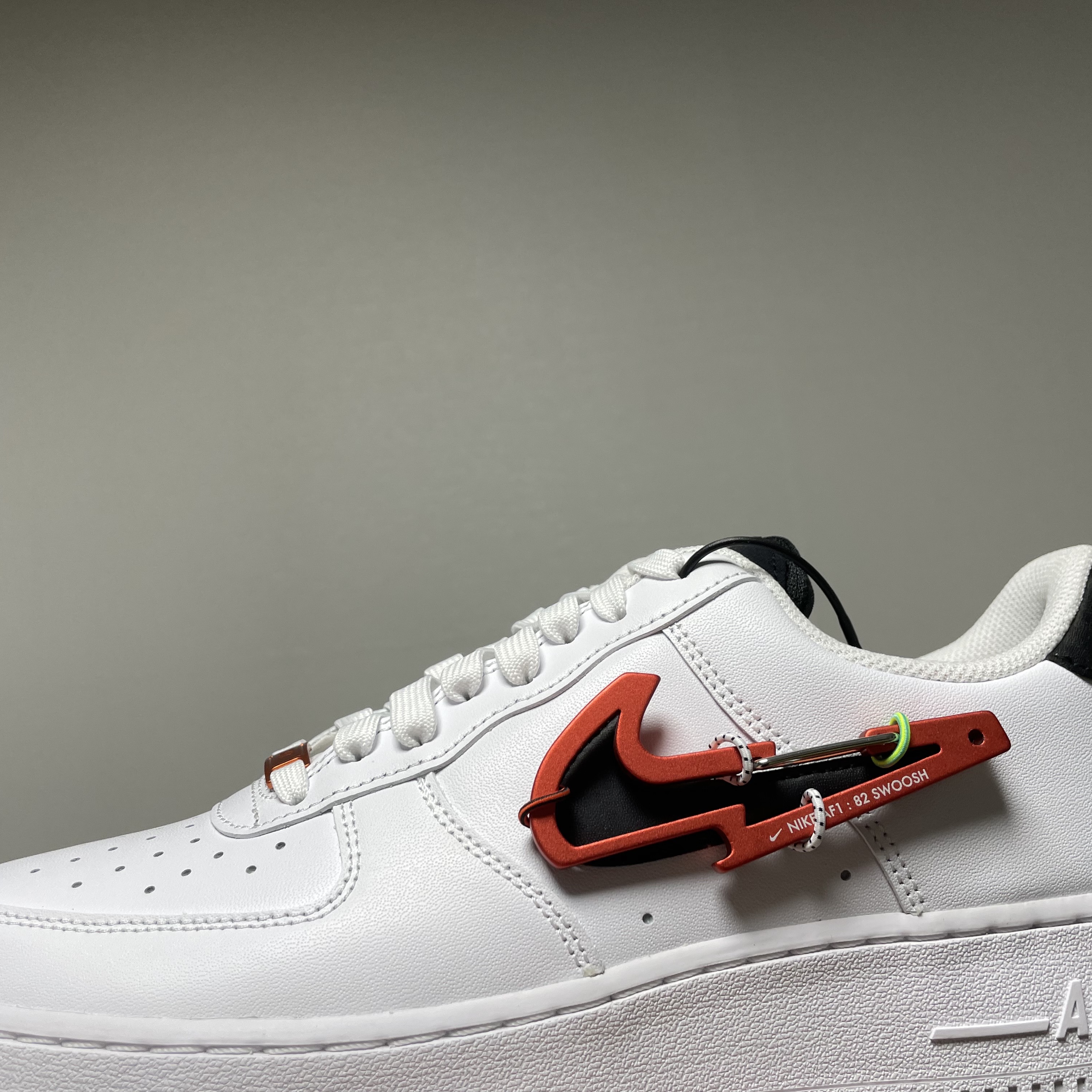 Nike Air Force 1 '07 PRM Carabiner Red 착용 스타일