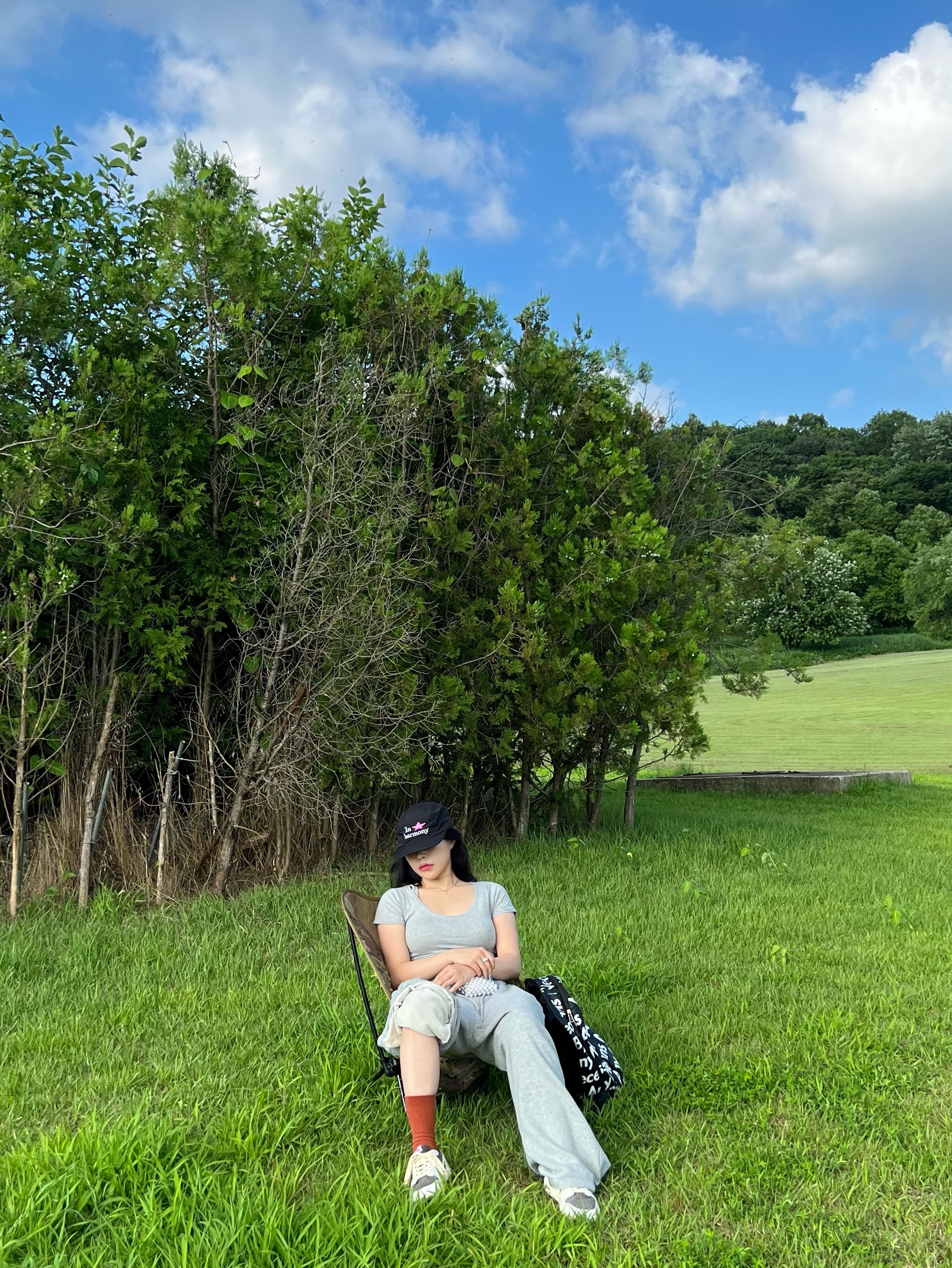 Jordan 1 x Travis Scott Retro Low OG SP Sail and Ridgerock, Helinox Chair One Multicam 착용 스타일 - 3