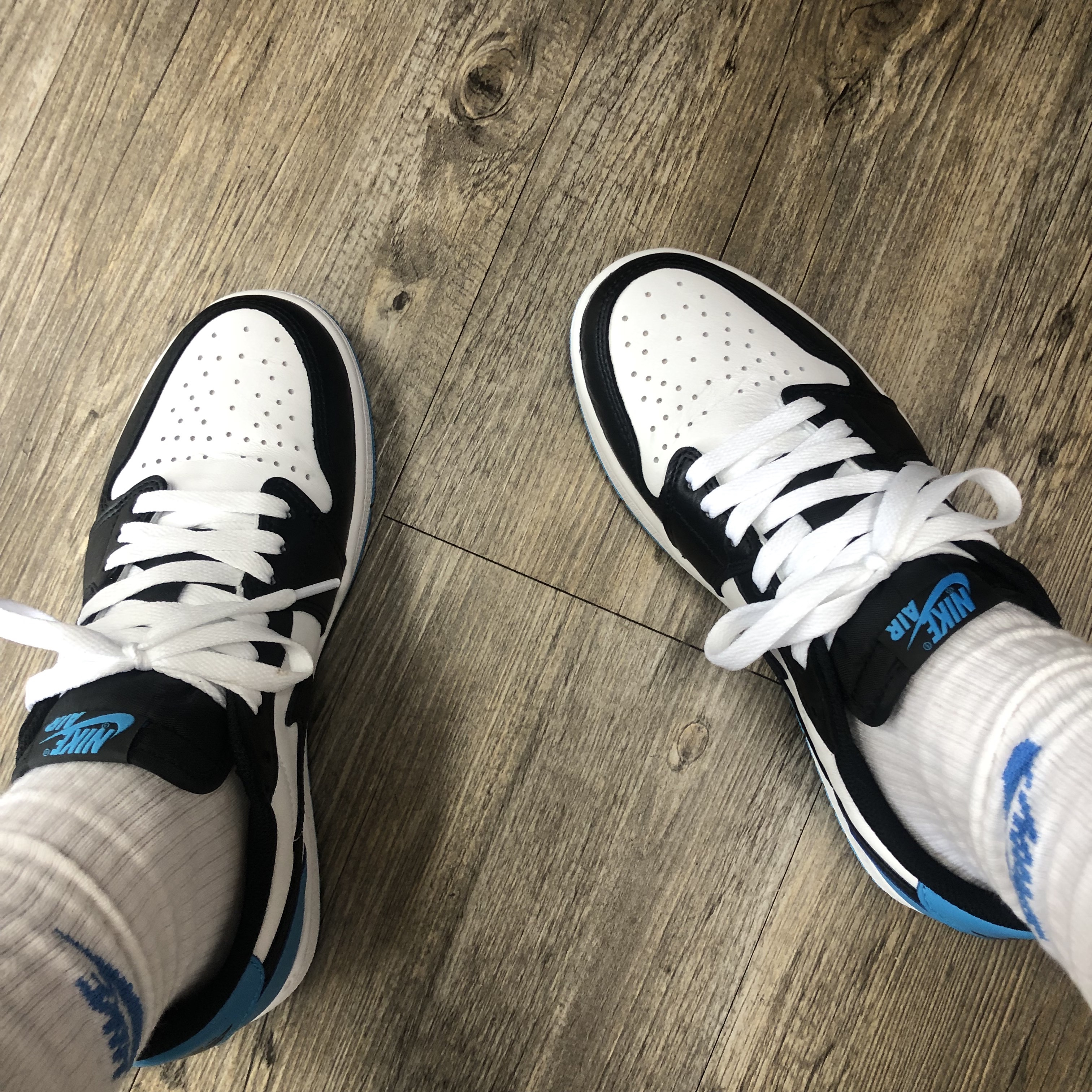 Jordan 1 Retro Low OG Black and Dark Powder Blue 착용 스타일 - 3