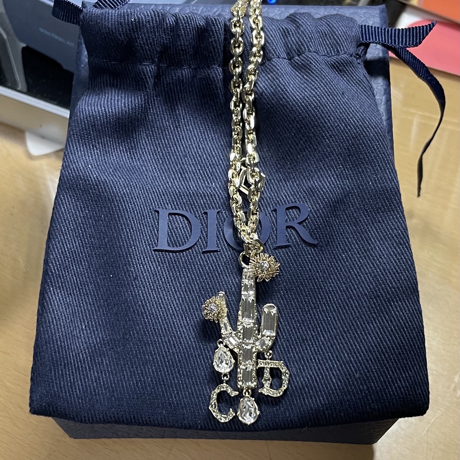 Dior x Cactus Jack Pendant Necklace Gold Finish Brass & White Crystals 착용 스타일