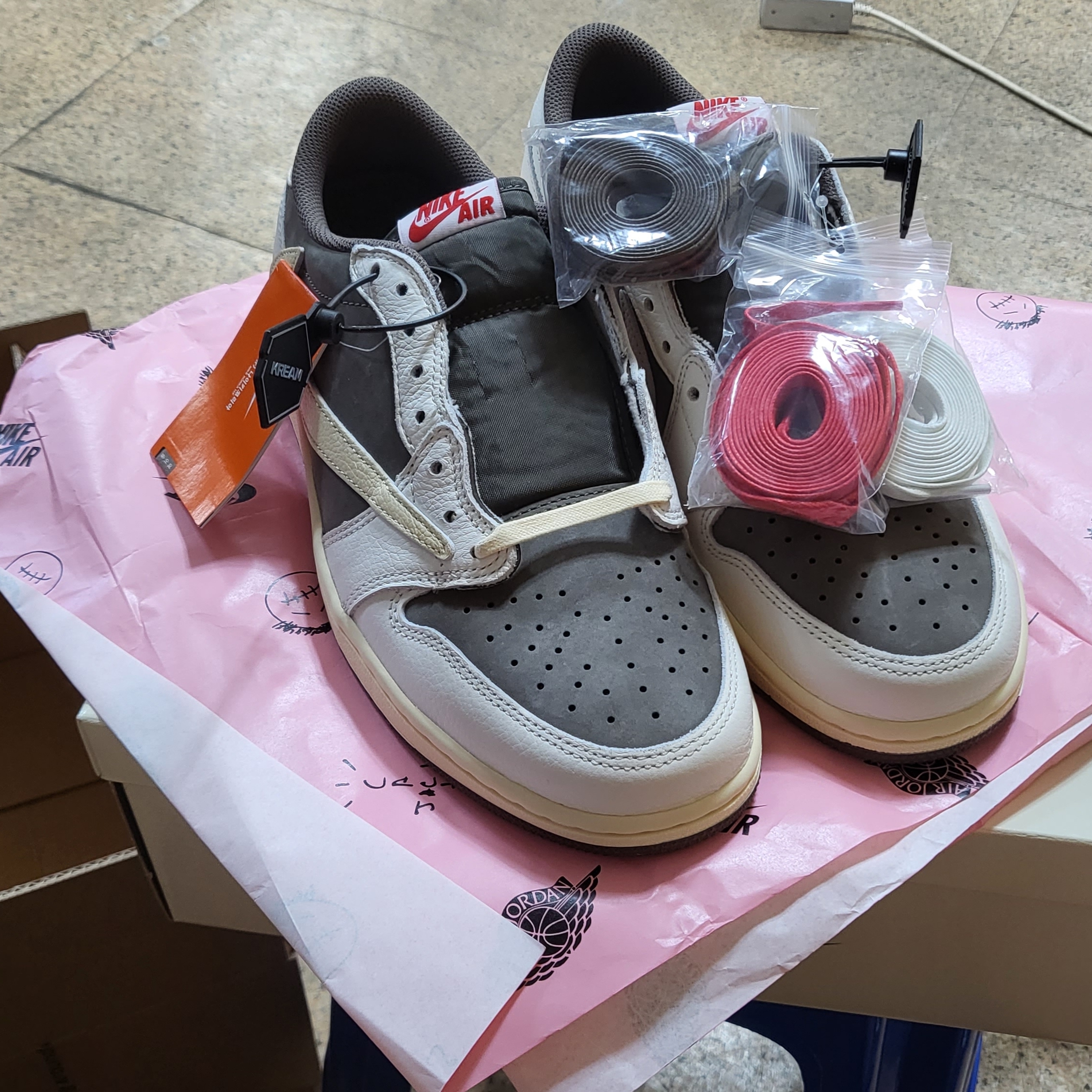 Jordan 1 x Travis Scott Retro Low OG SP Sail and Ridgerock 착용 스타일
