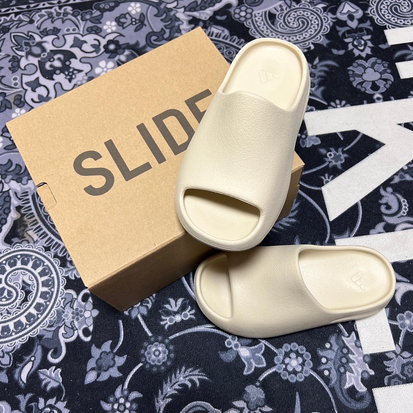 (Kids) Adidas Yeezy Slide Bone 2022 착용 스타일 - 1