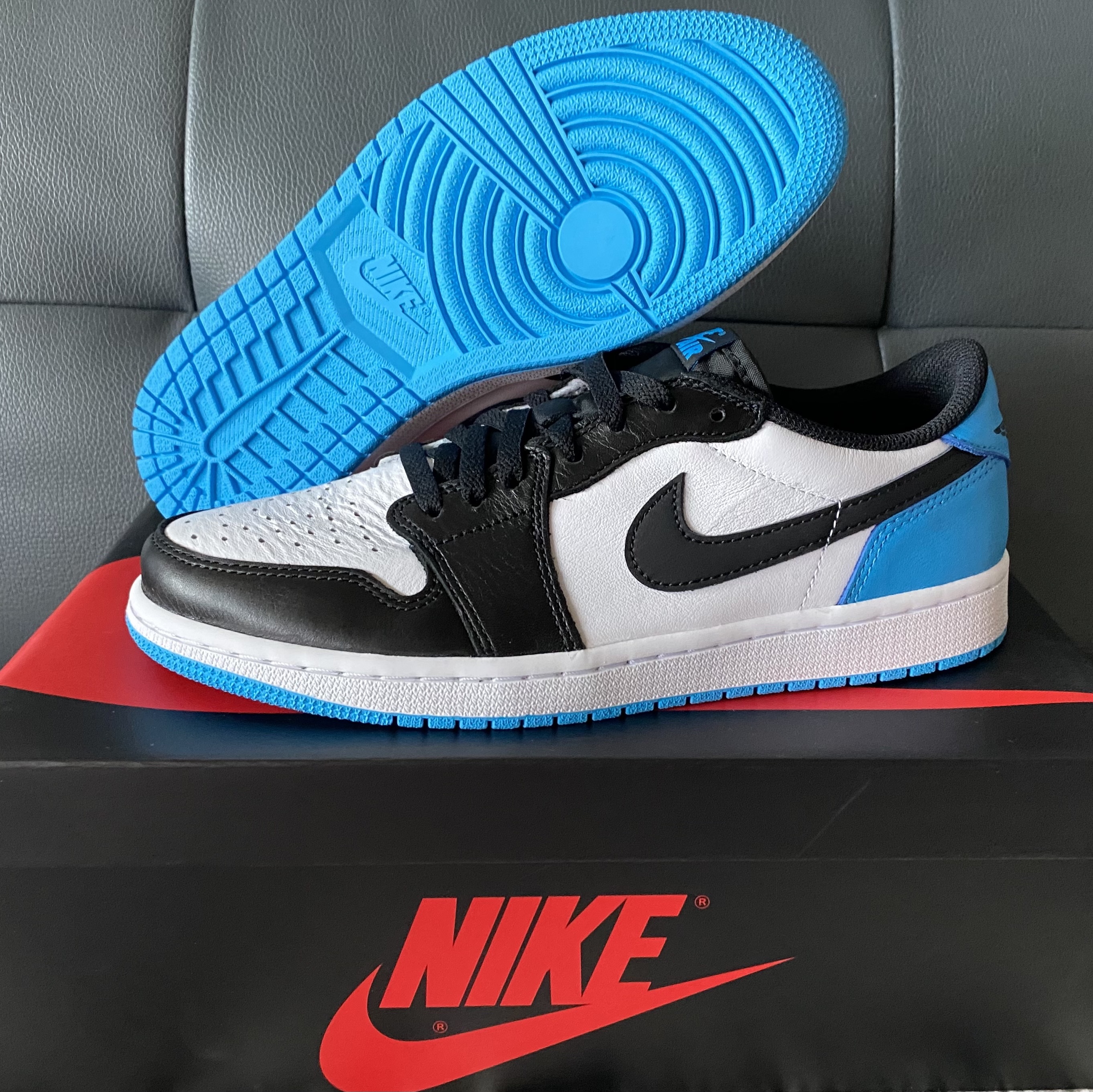 Jordan 1 Retro Low OG Black and Dark Powder Blue 착용 스타일 - 1
