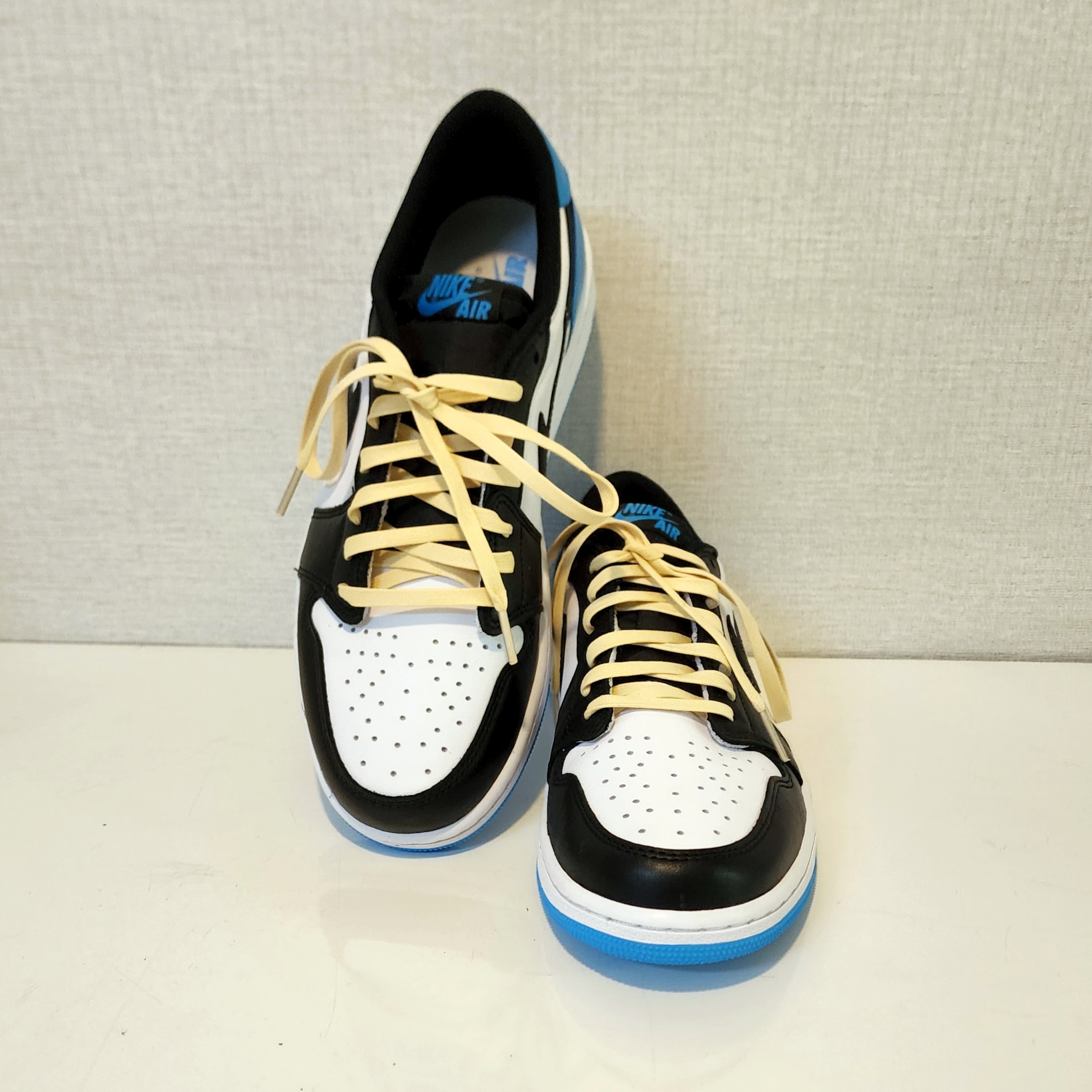 Jordan 1 Retro Low OG Black and Dark Powder Blue 착용 스타일 - 1