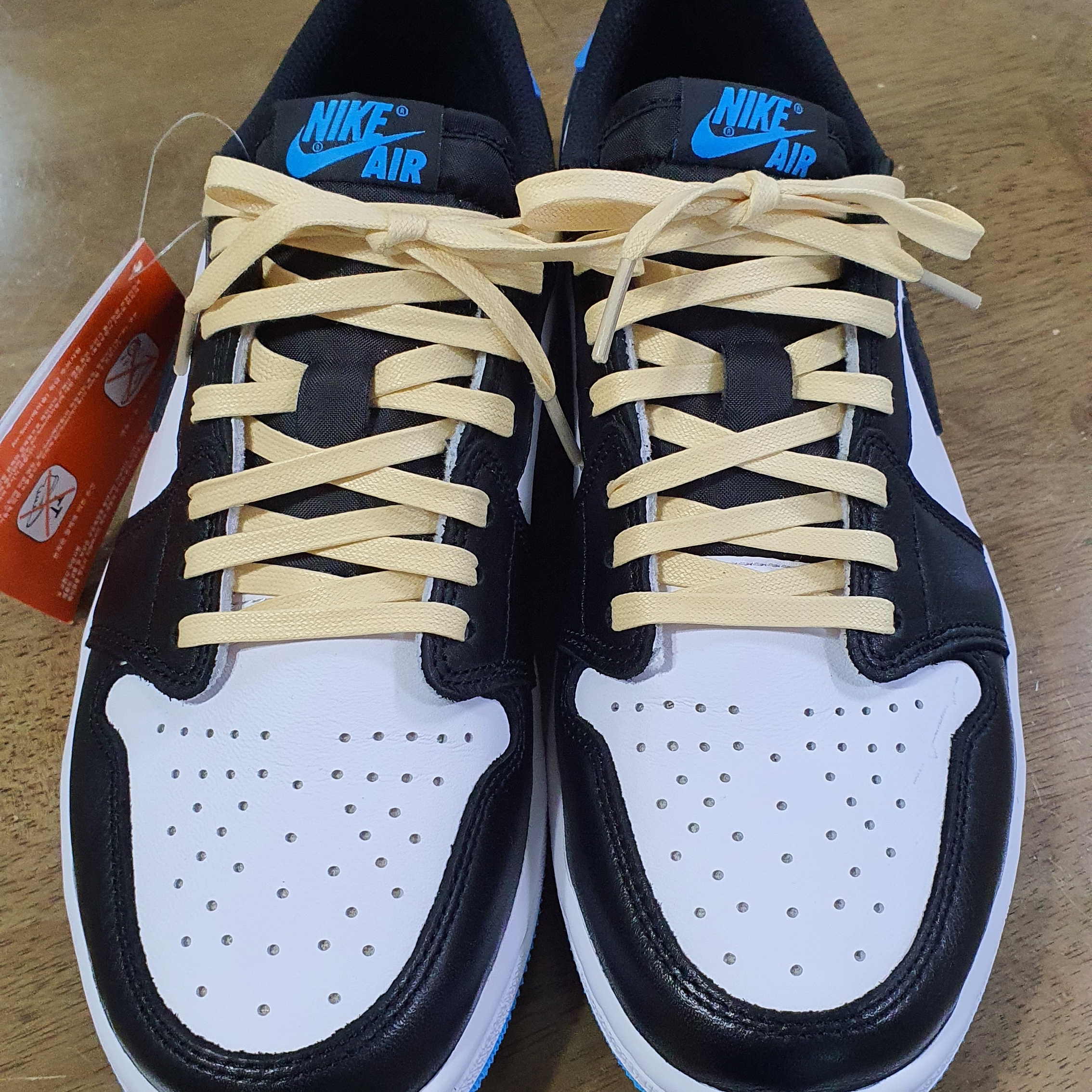 Jordan 1 Retro Low OG Black and Dark Powder Blue 착용 스타일 - 2