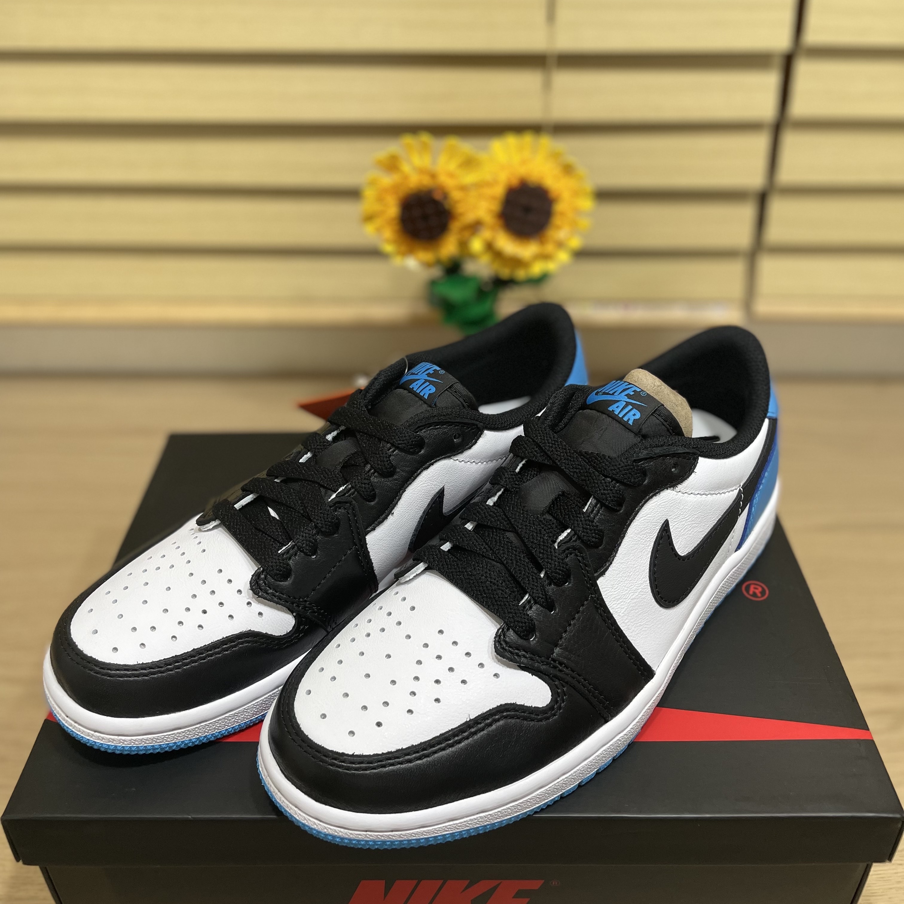 Jordan 1 Retro Low OG Black and Dark Powder Blue 착용 스타일