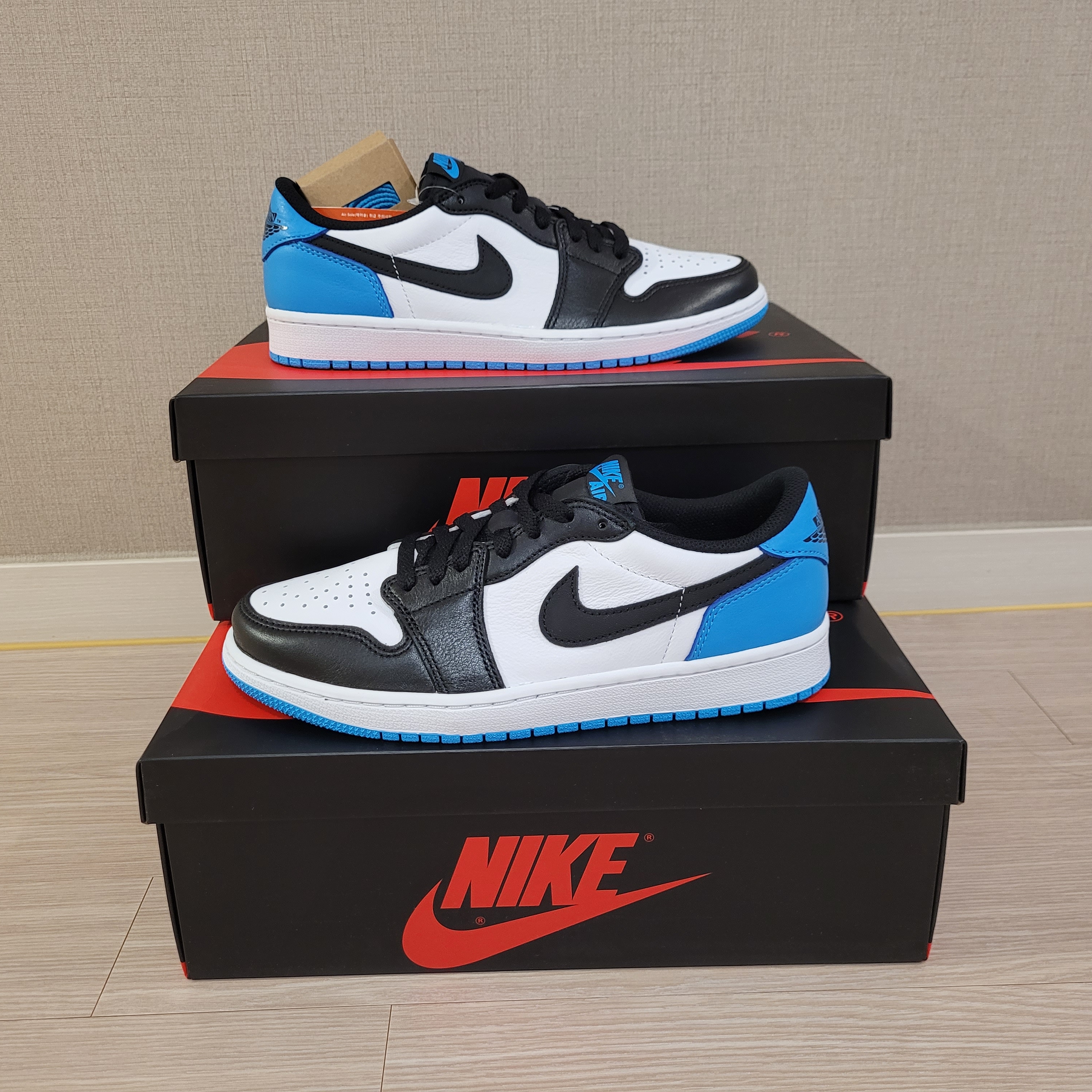 Jordan 1 Retro Low OG Black and Dark Powder Blue 착용 스타일 - 3