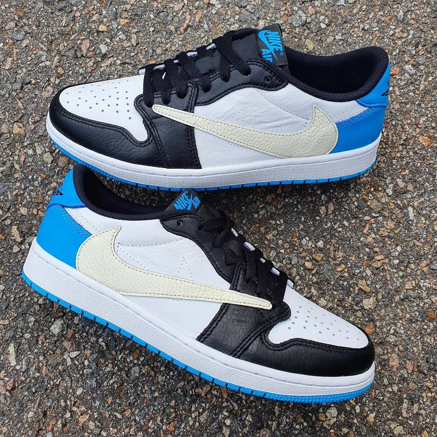 Jordan 1 Retro Low OG Black and Dark Powder Blue 착용 스타일 - 2