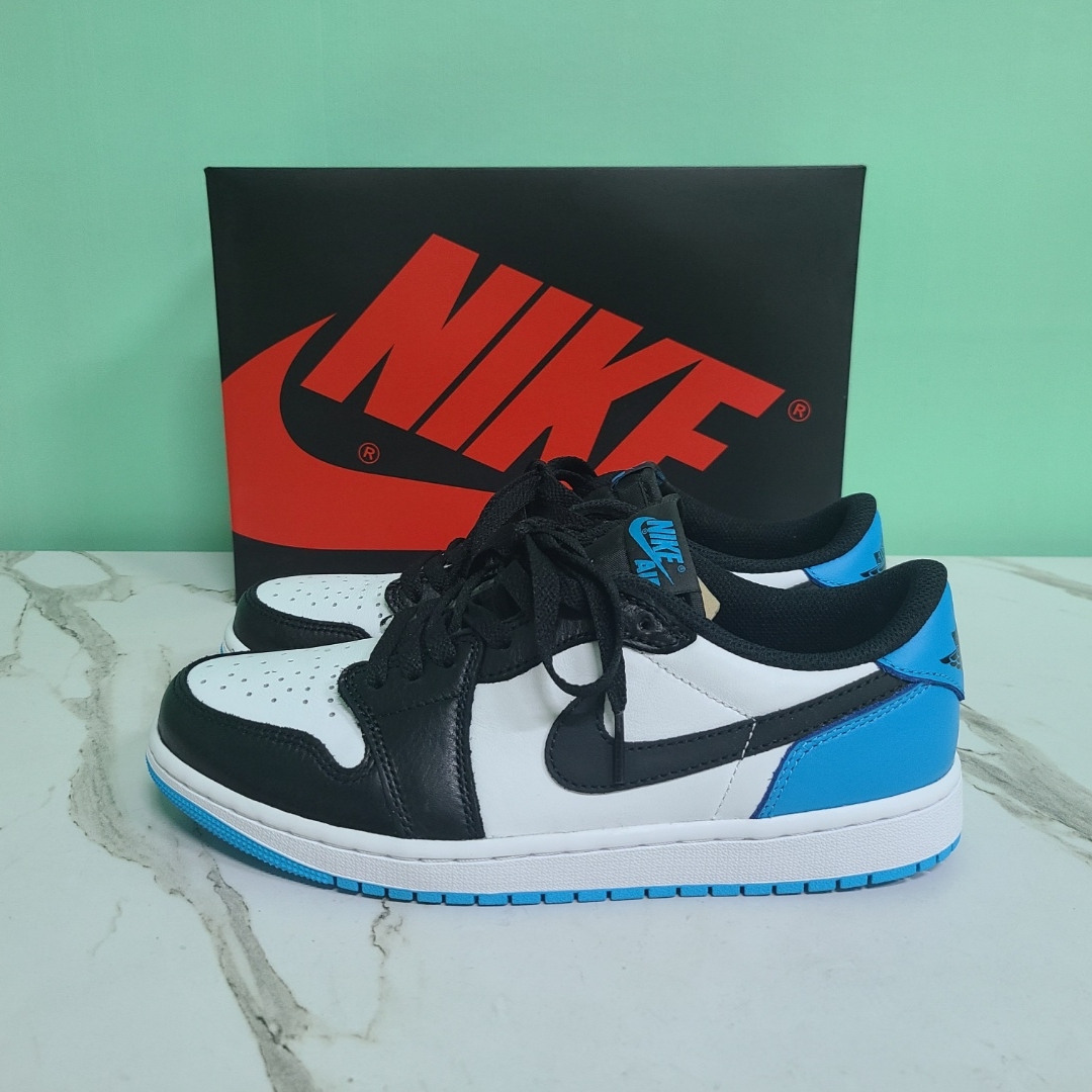 Jordan 1 Retro Low OG Black and Dark Powder Blue 착용 스타일 - 3