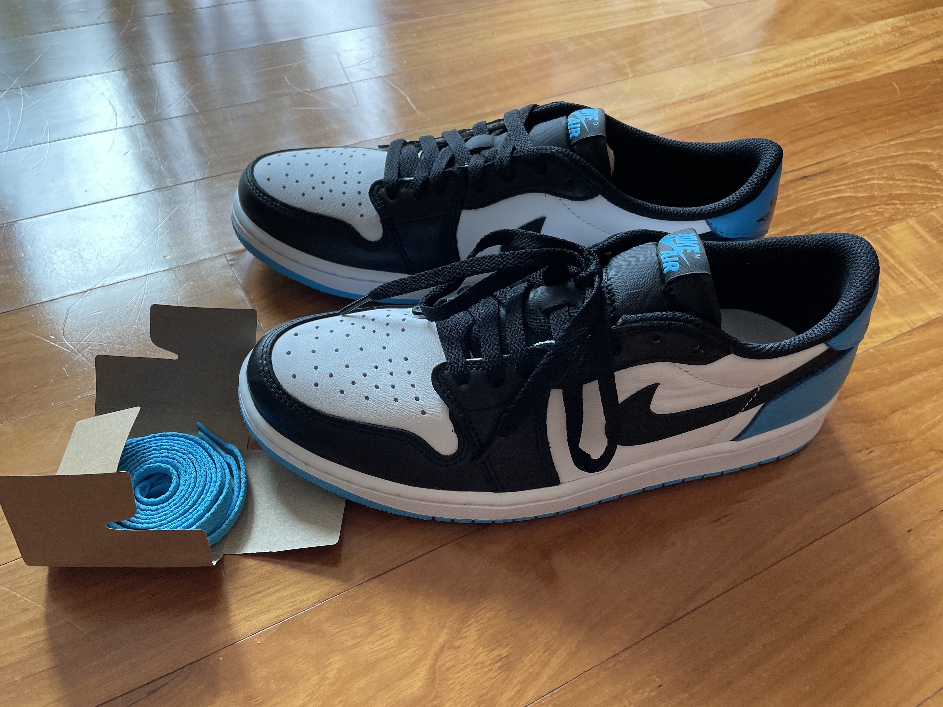 Jordan 1 Retro Low OG Black and Dark Powder Blue 착용 스타일 - 2