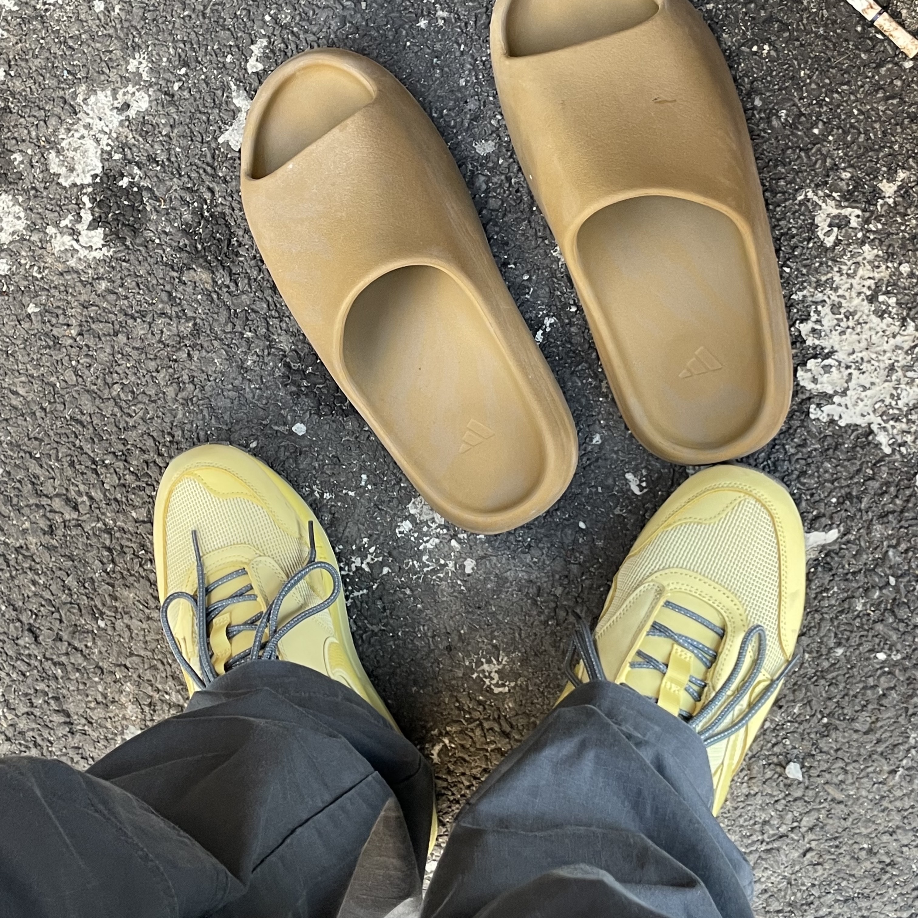 Nike x Travis Scott Air Max 1 Cact.us Gold, Adidas Yeezy Slide Ochre 착용 스타일