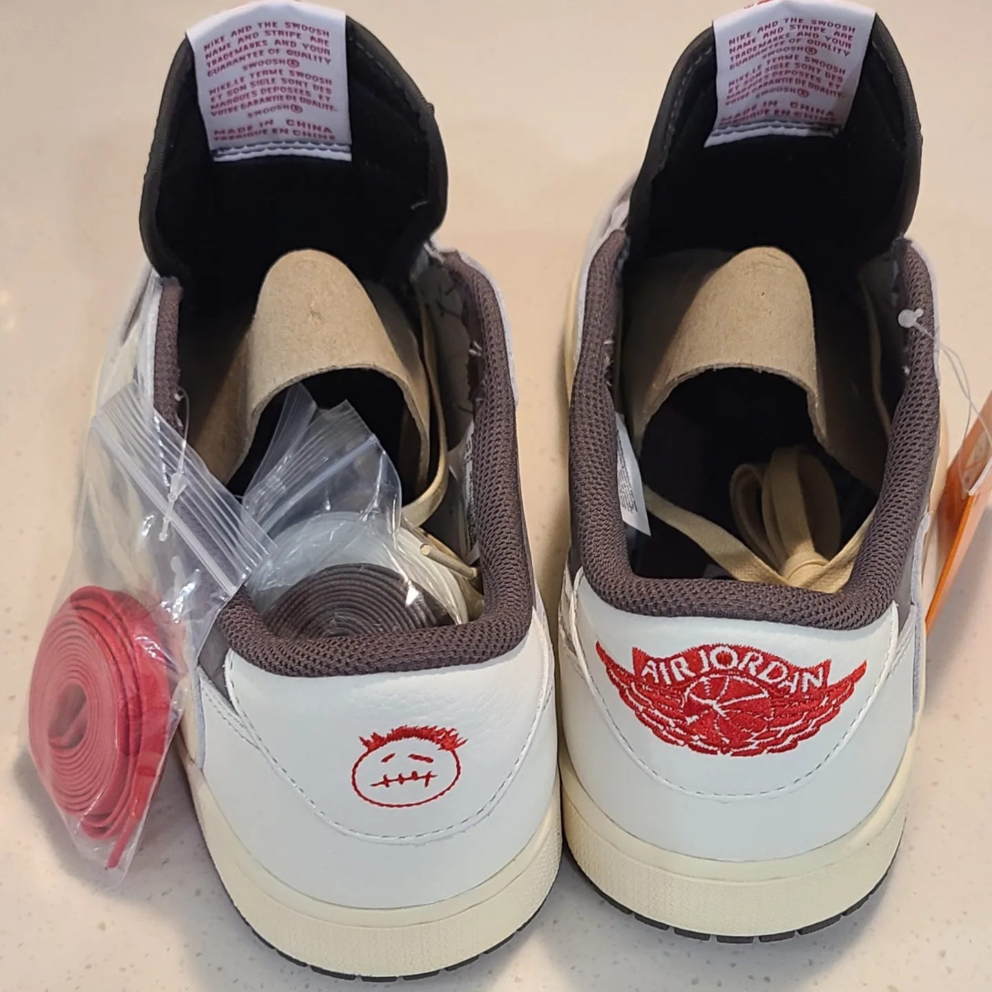 Jordan 1 x Travis Scott Retro Low OG SP Sail and Ridgerock 착용 스타일 - 4