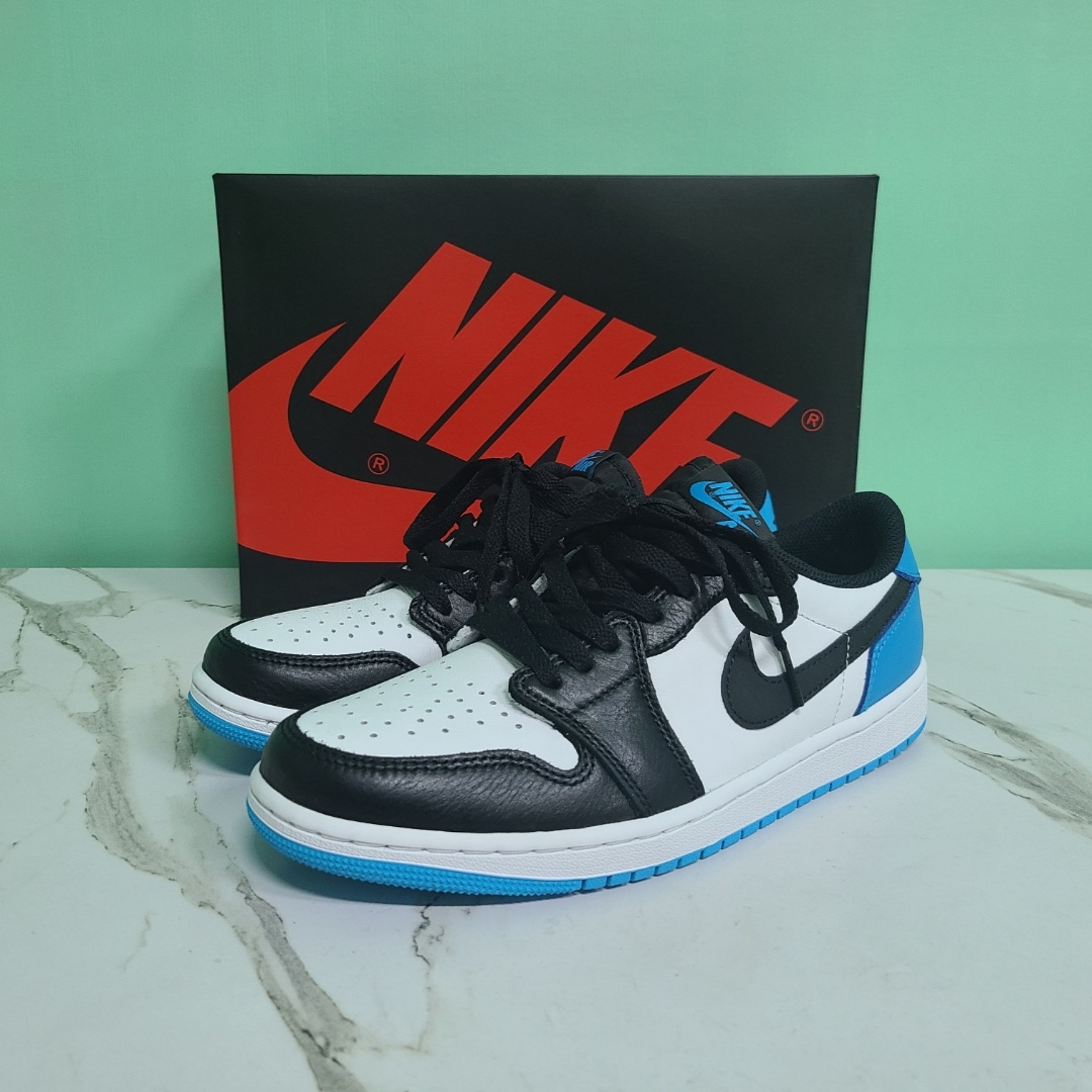 Jordan 1 Retro Low OG Black and Dark Powder Blue 착용 스타일 - 1