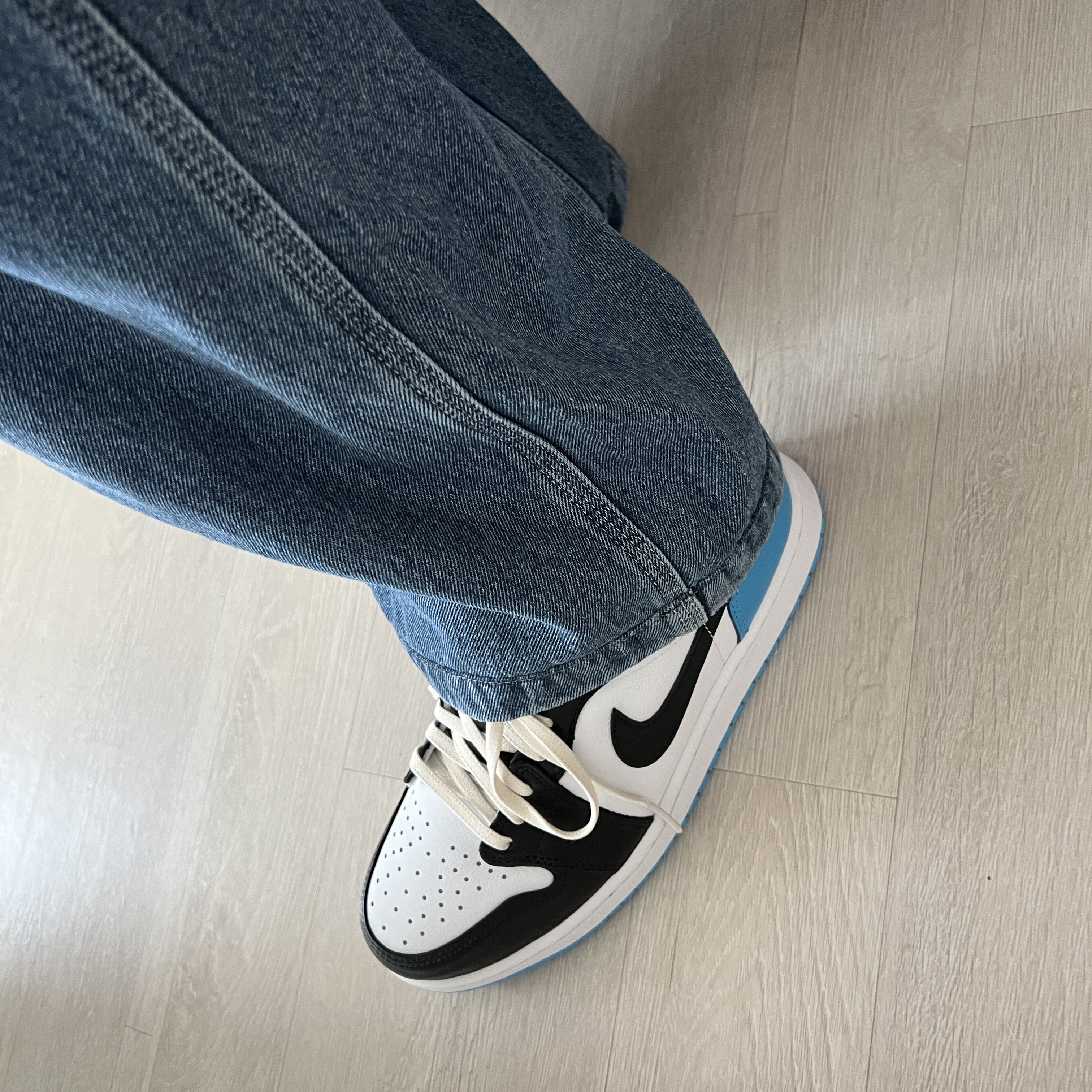 Jordan 1 Retro Low OG Black and Dark Powder Blue 착용 스타일 - 3