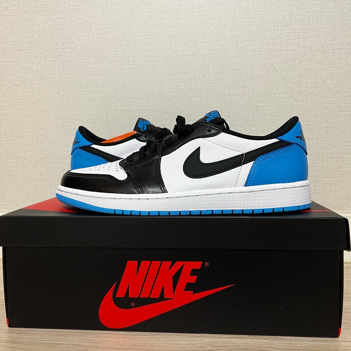 Jordan 1 Retro Low OG Black and Dark Powder Blue 착용 스타일 - 3